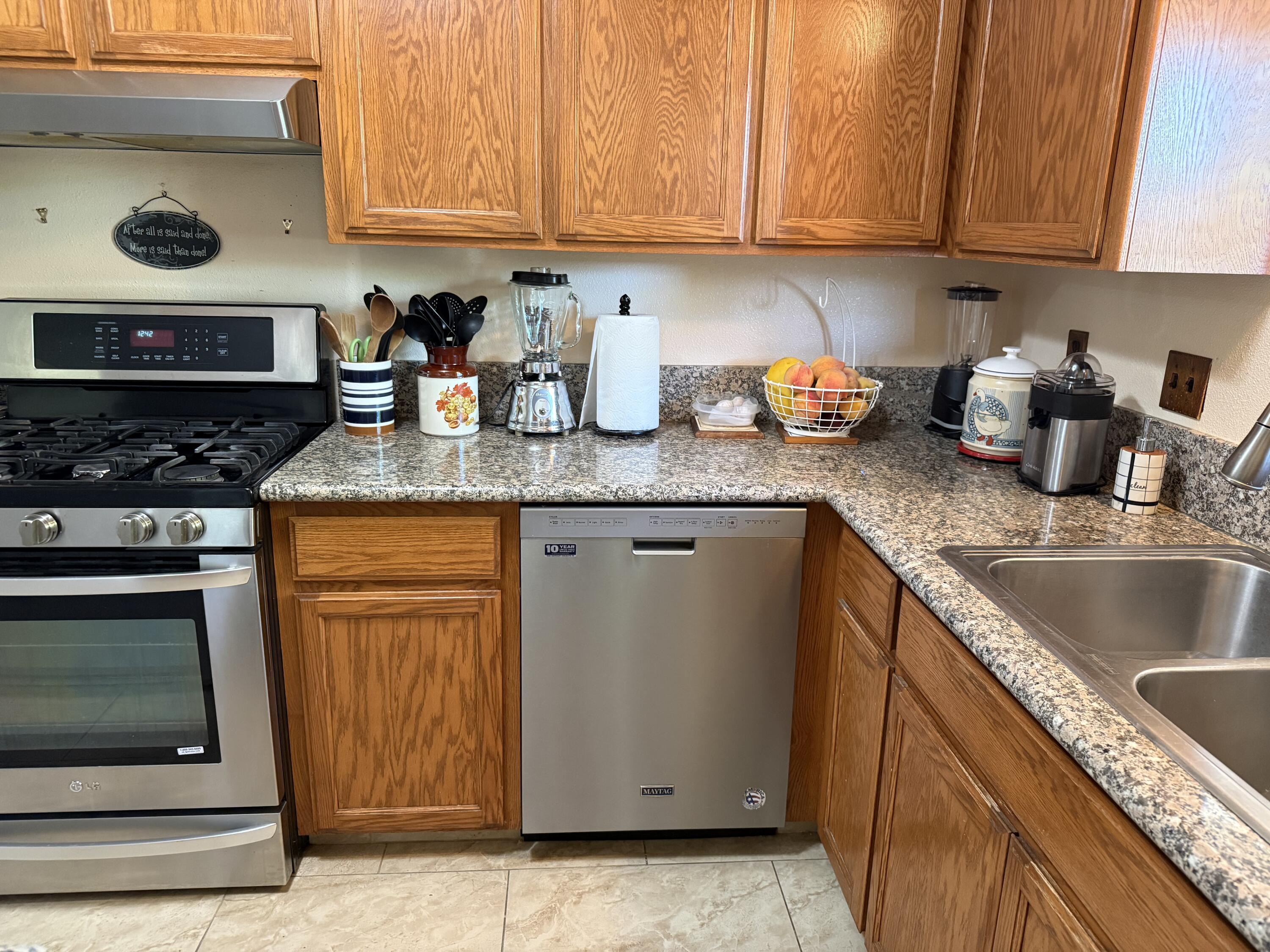 1047 S Linwood St, Visalia, CA 93277