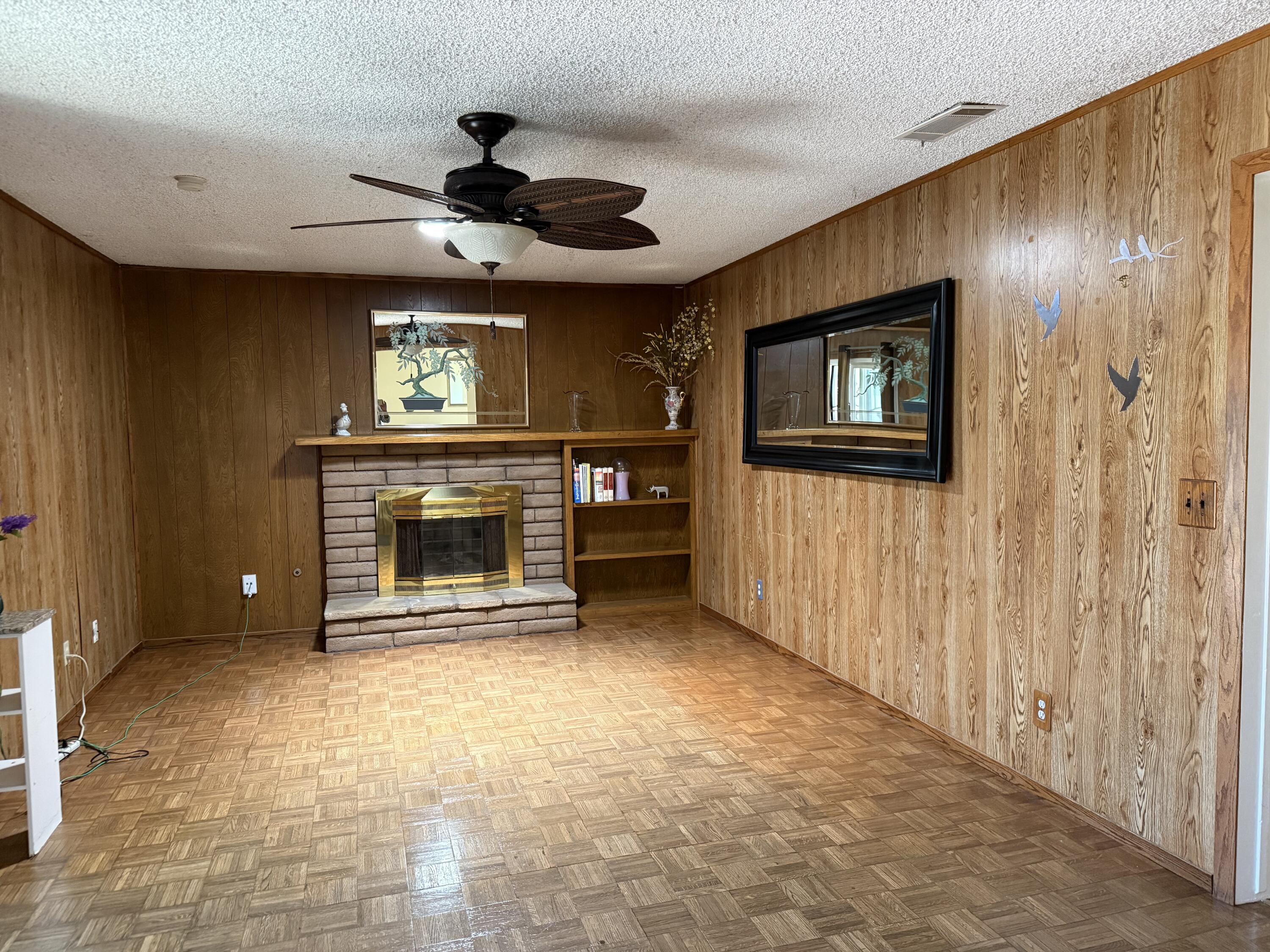 1047 S Linwood St, Visalia, CA 93277
