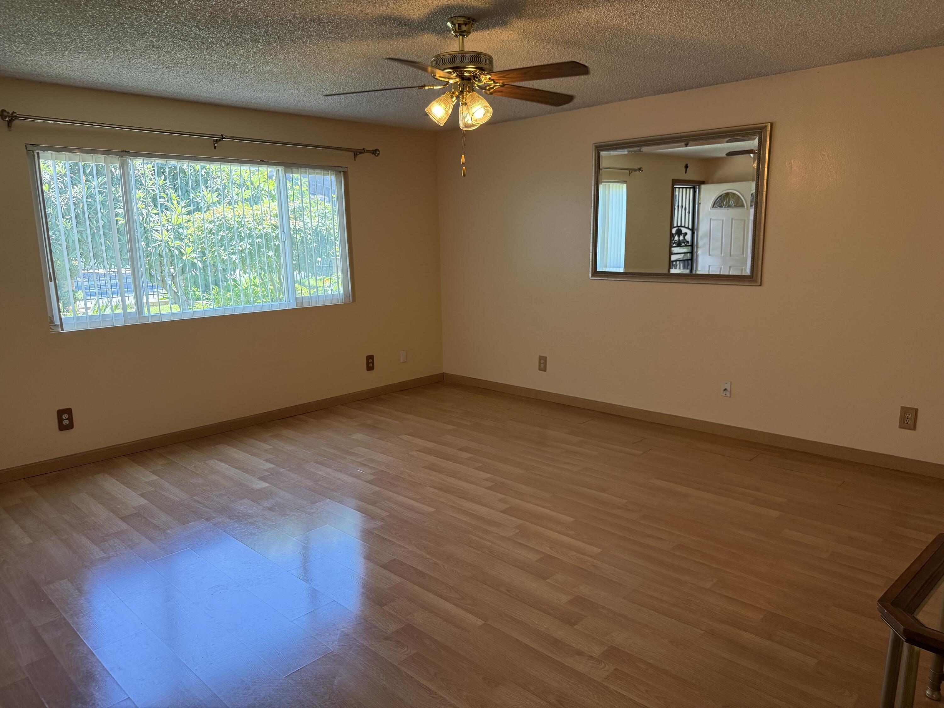 1047 S Linwood St, Visalia, CA 93277