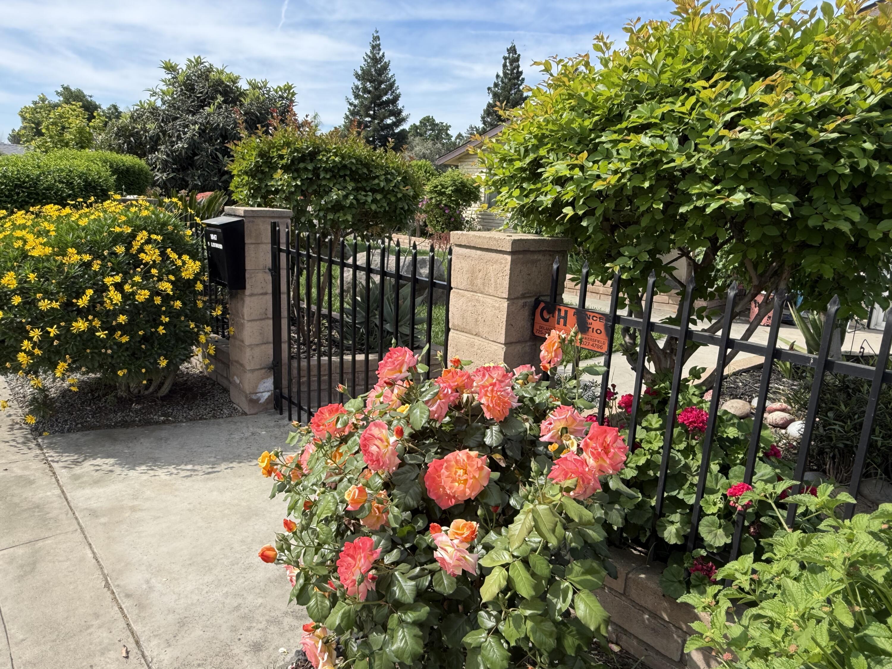 1047 S Linwood St, Visalia, CA 93277