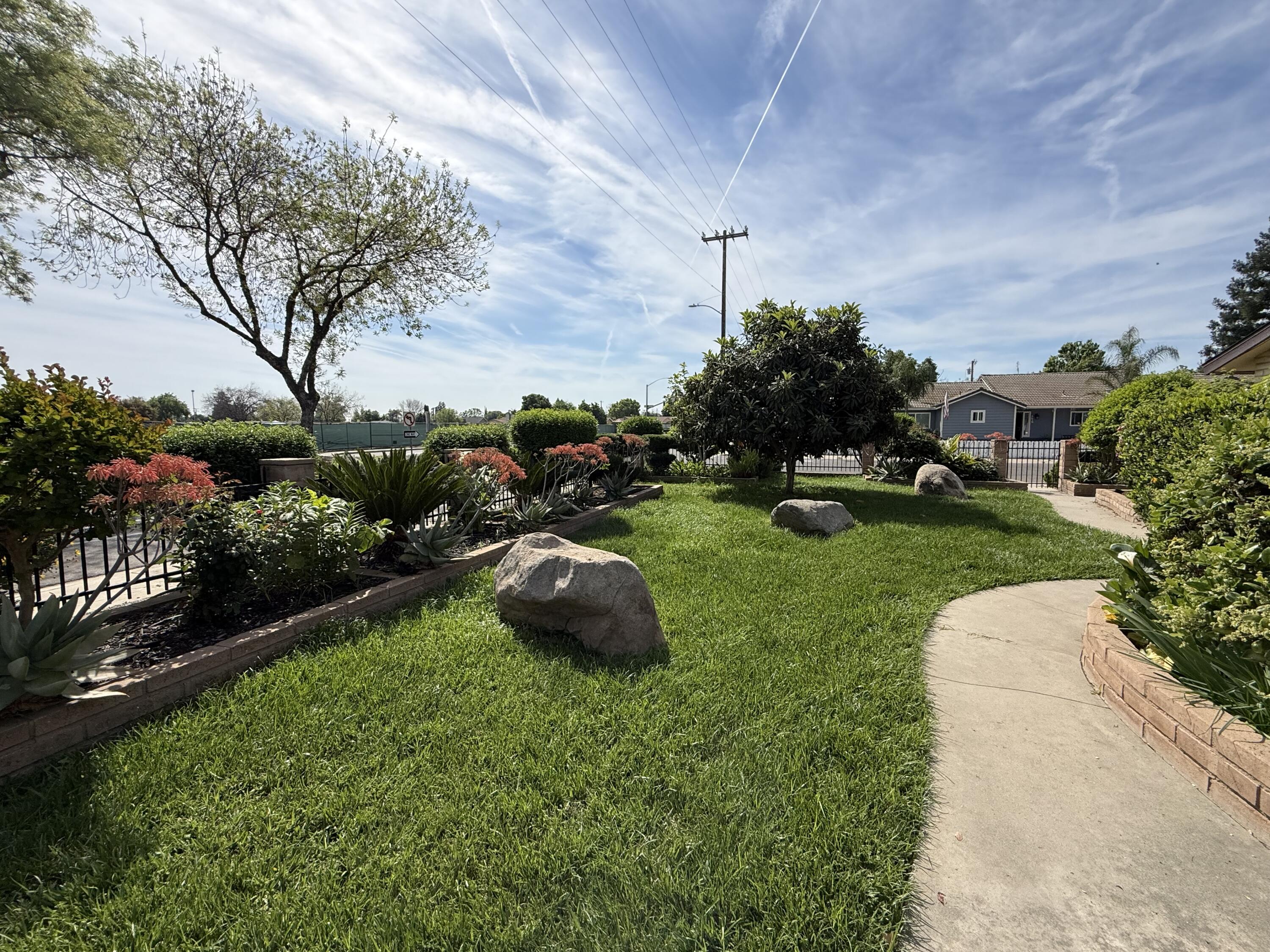 1047 S Linwood St, Visalia, CA 93277