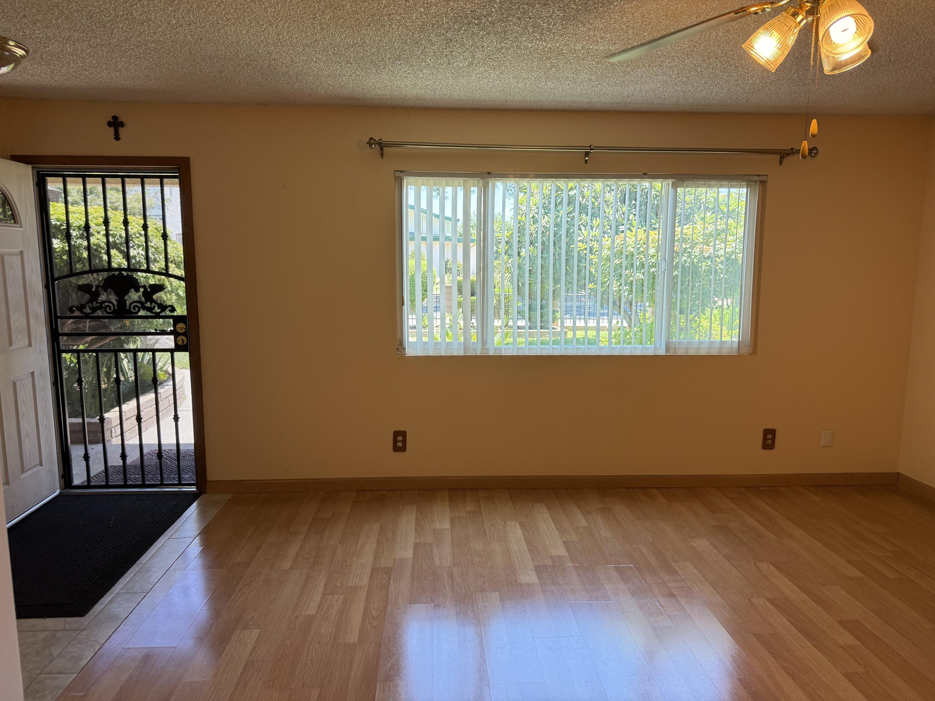 1047 S Linwood St, Visalia, CA 93277