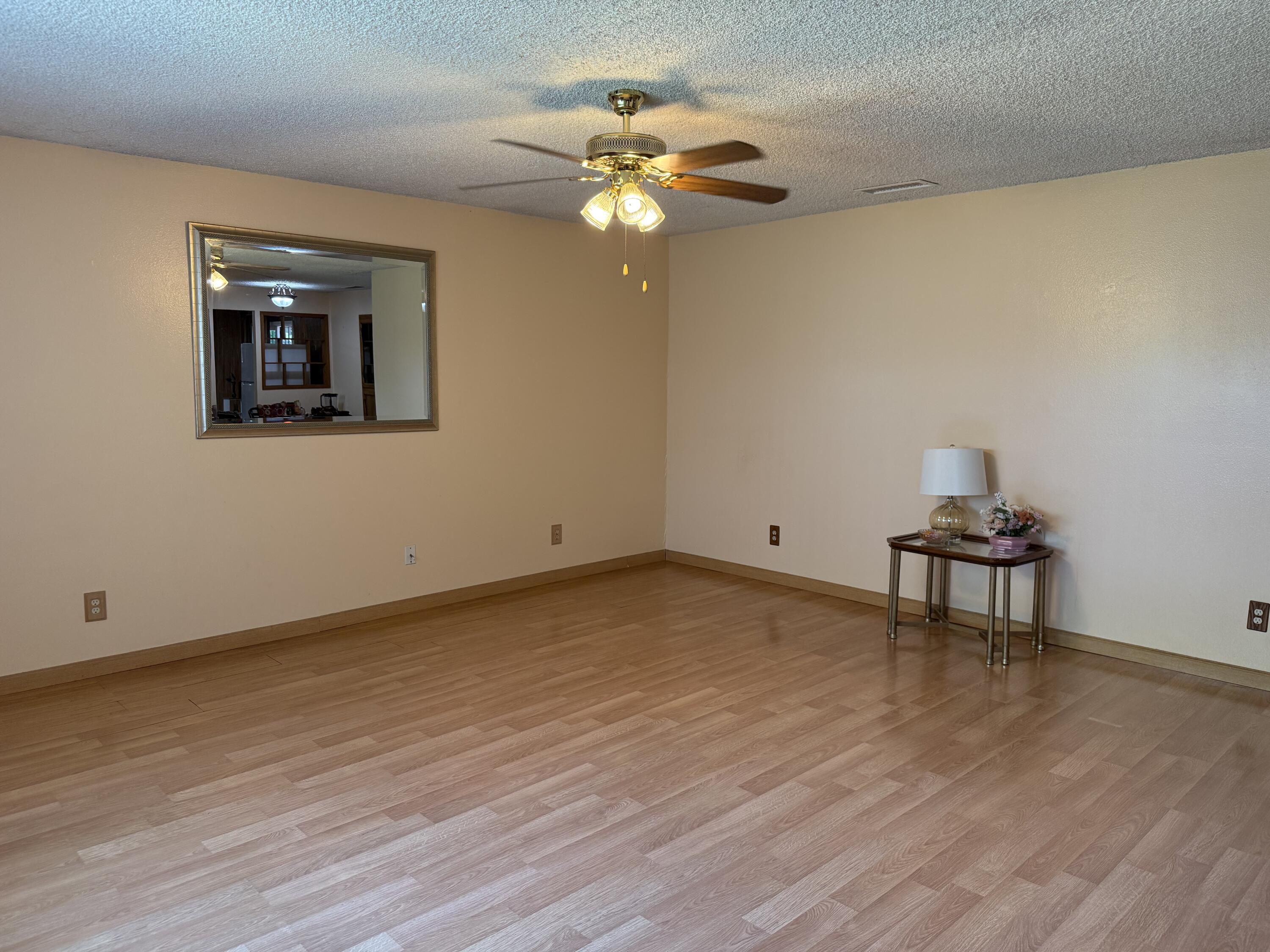 1047 S Linwood St, Visalia, CA 93277