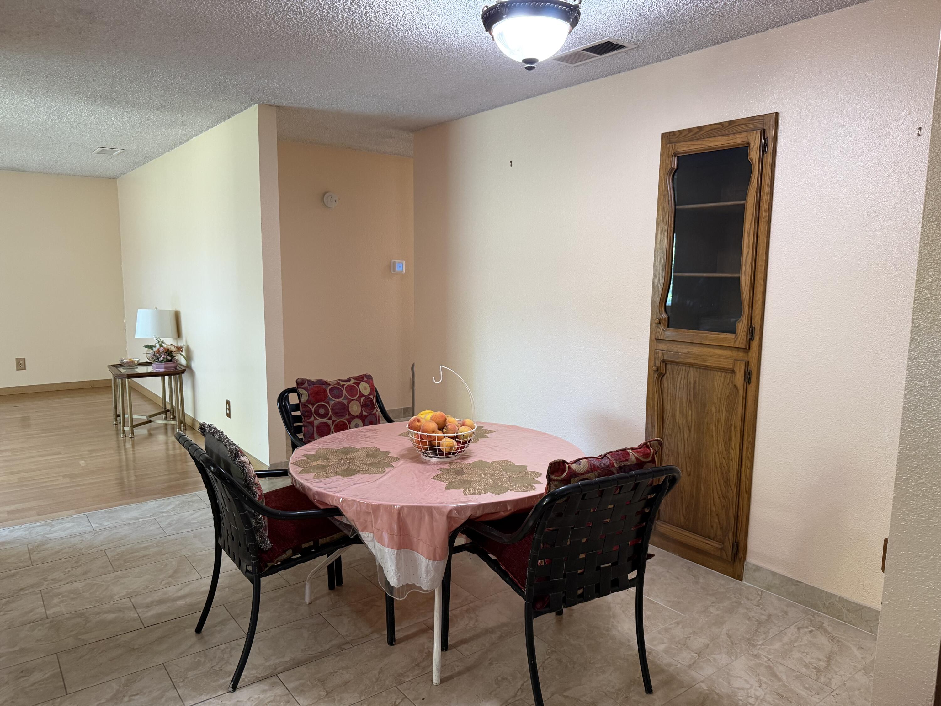 1047 S Linwood St, Visalia, CA 93277
