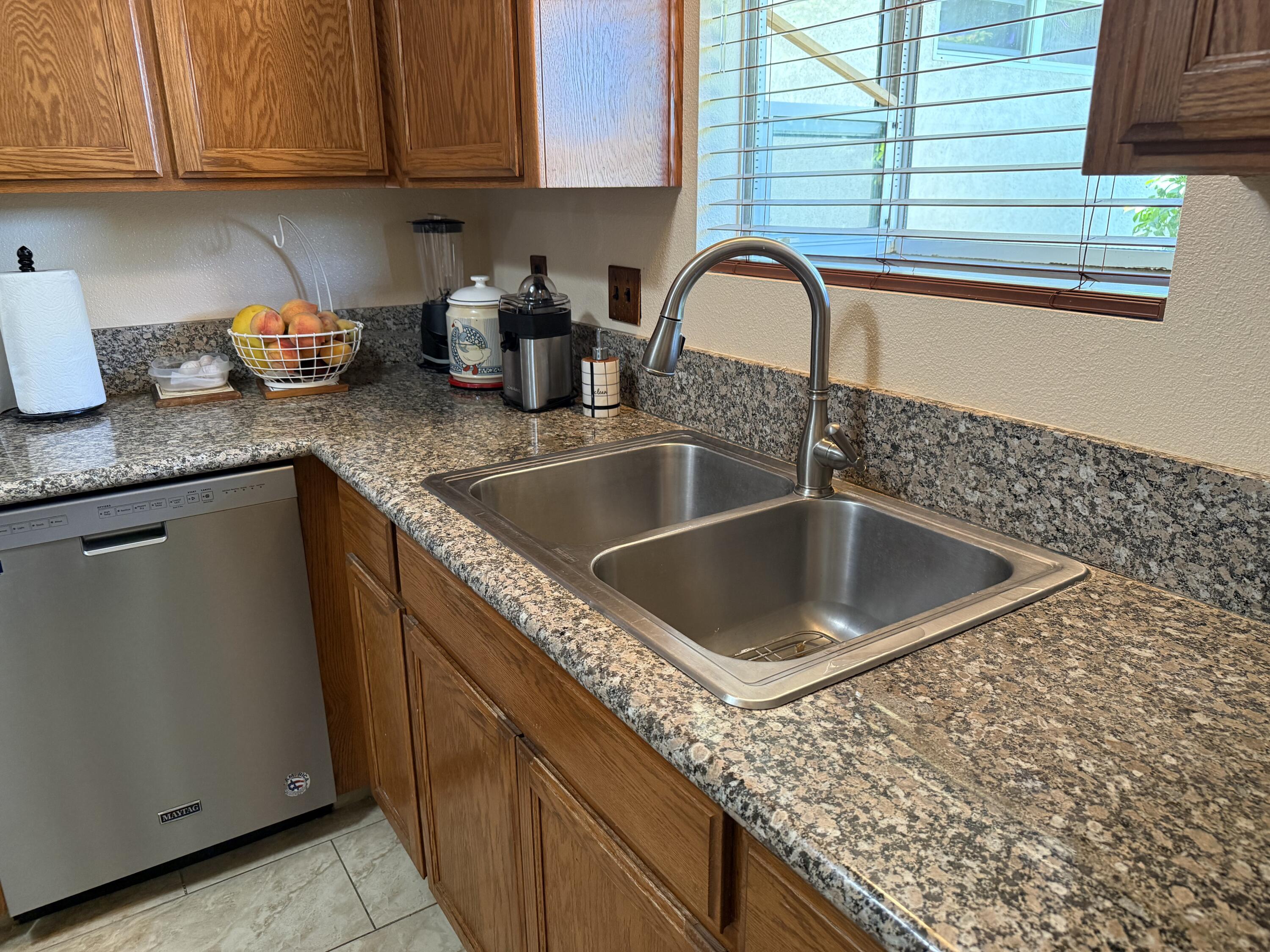 1047 S Linwood St, Visalia, CA 93277