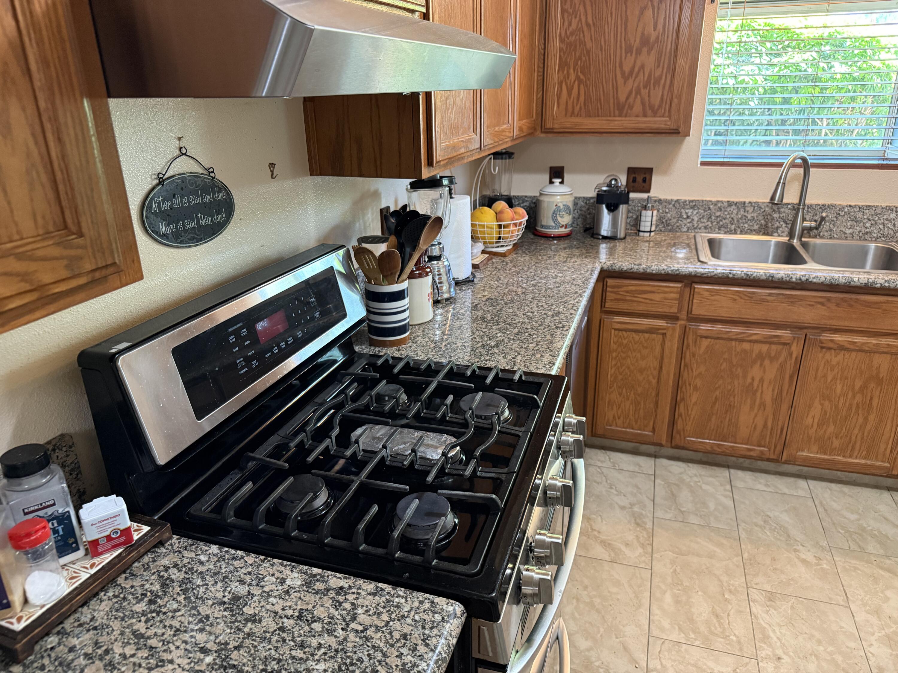 1047 S Linwood St, Visalia, CA 93277