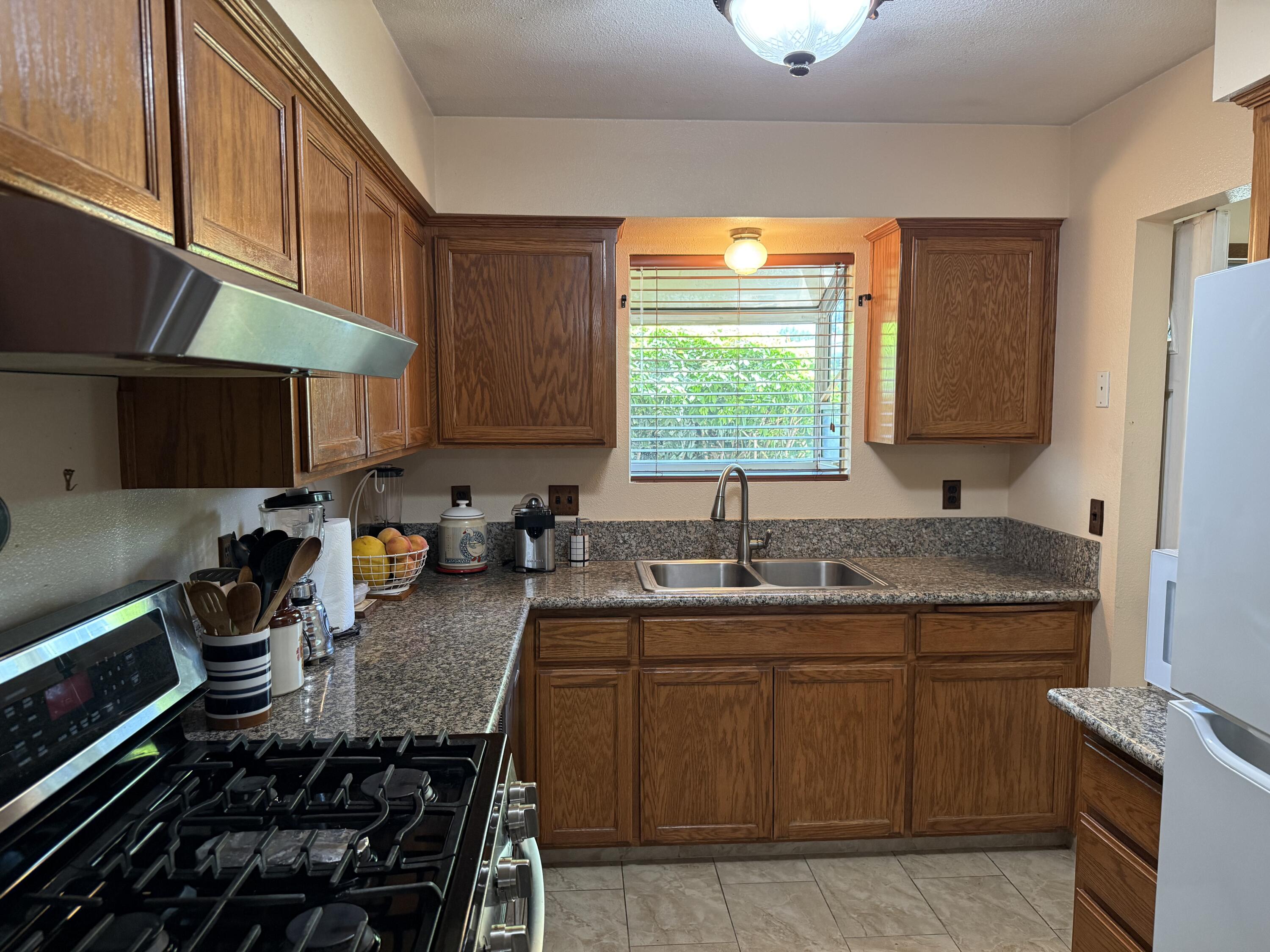 1047 S Linwood St, Visalia, CA 93277