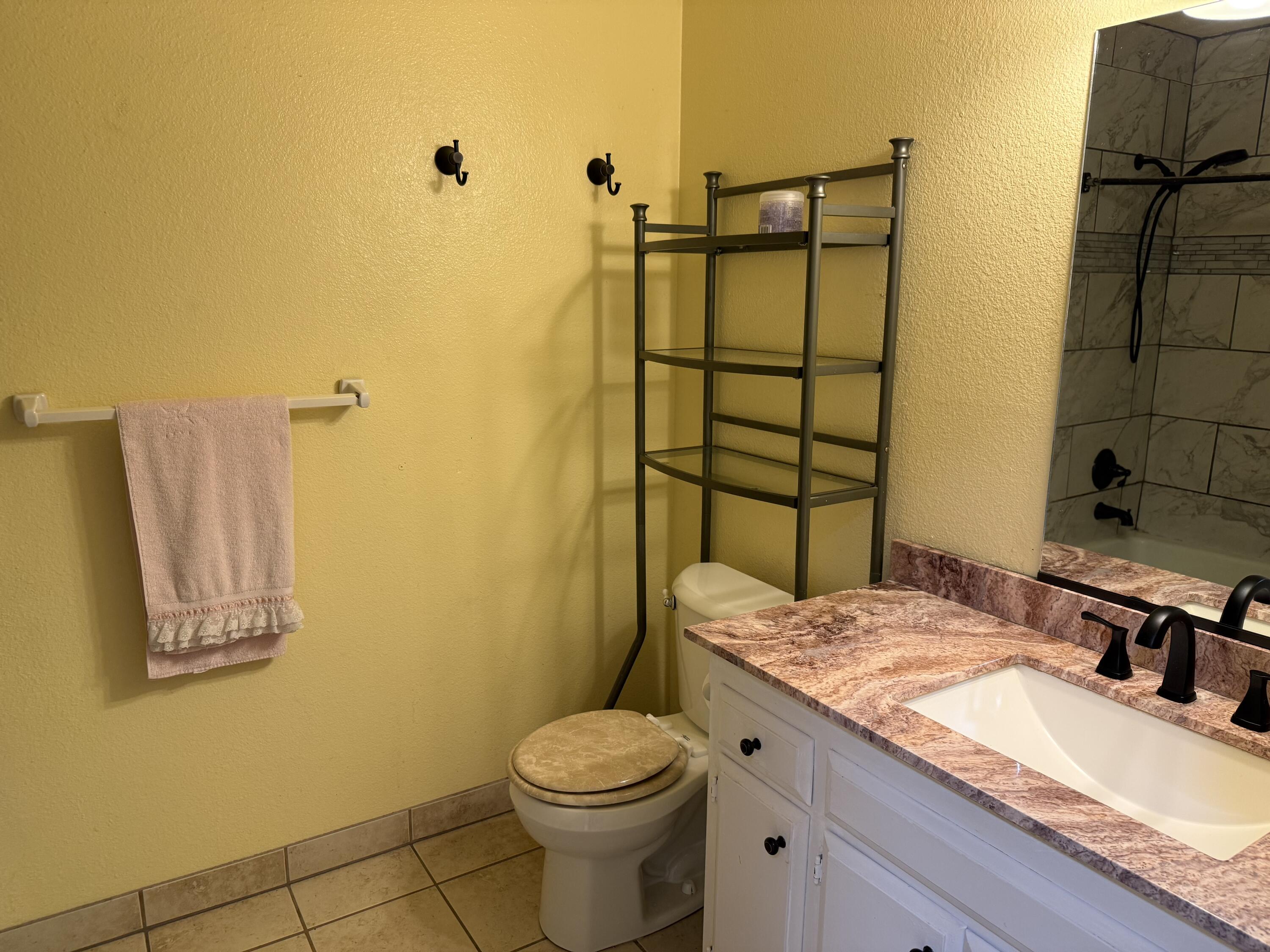 1047 S Linwood St, Visalia, CA 93277