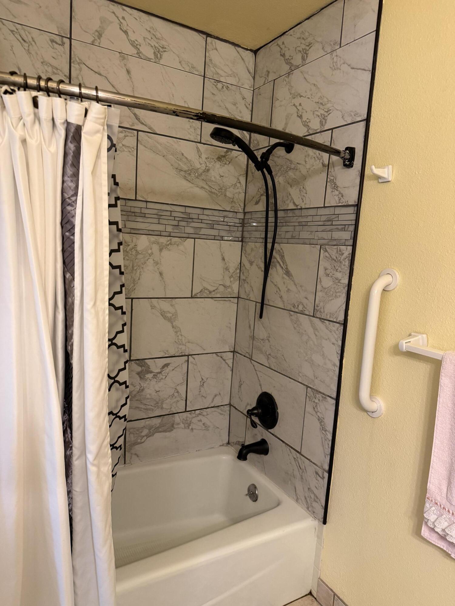 1047 S Linwood St, Visalia, CA 93277