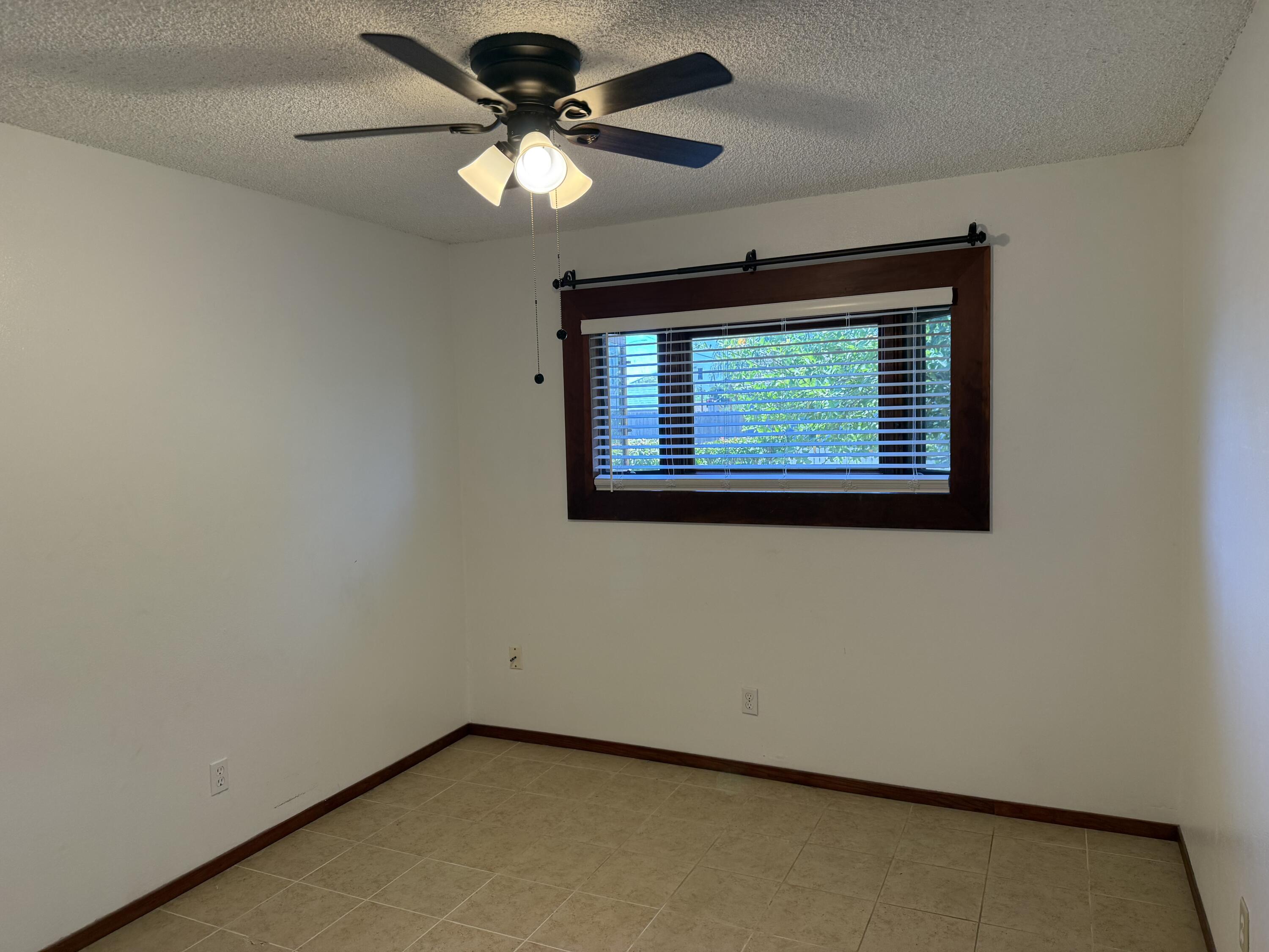 1047 S Linwood St, Visalia, CA 93277