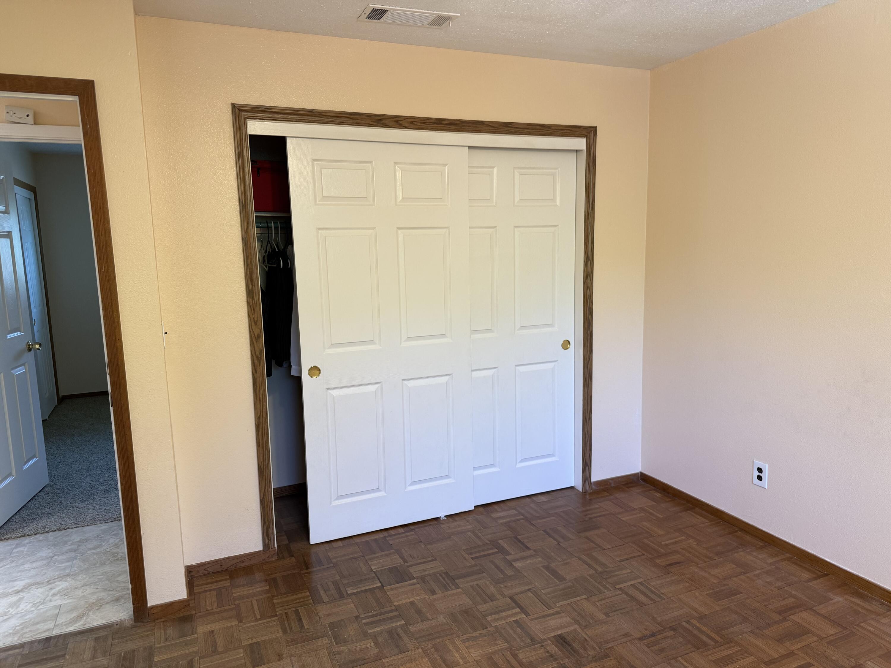 1047 S Linwood St, Visalia, CA 93277