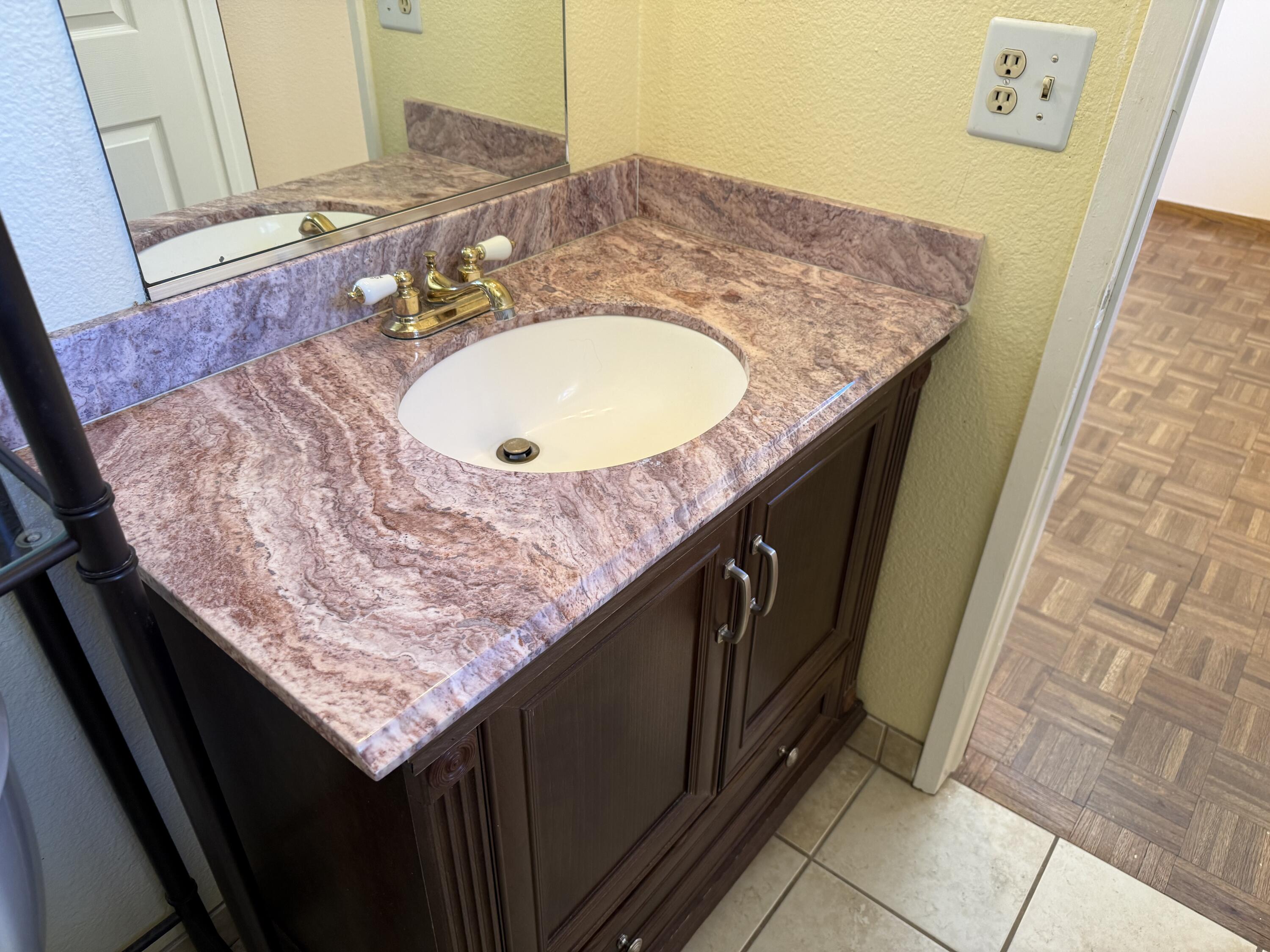 1047 S Linwood St, Visalia, CA 93277