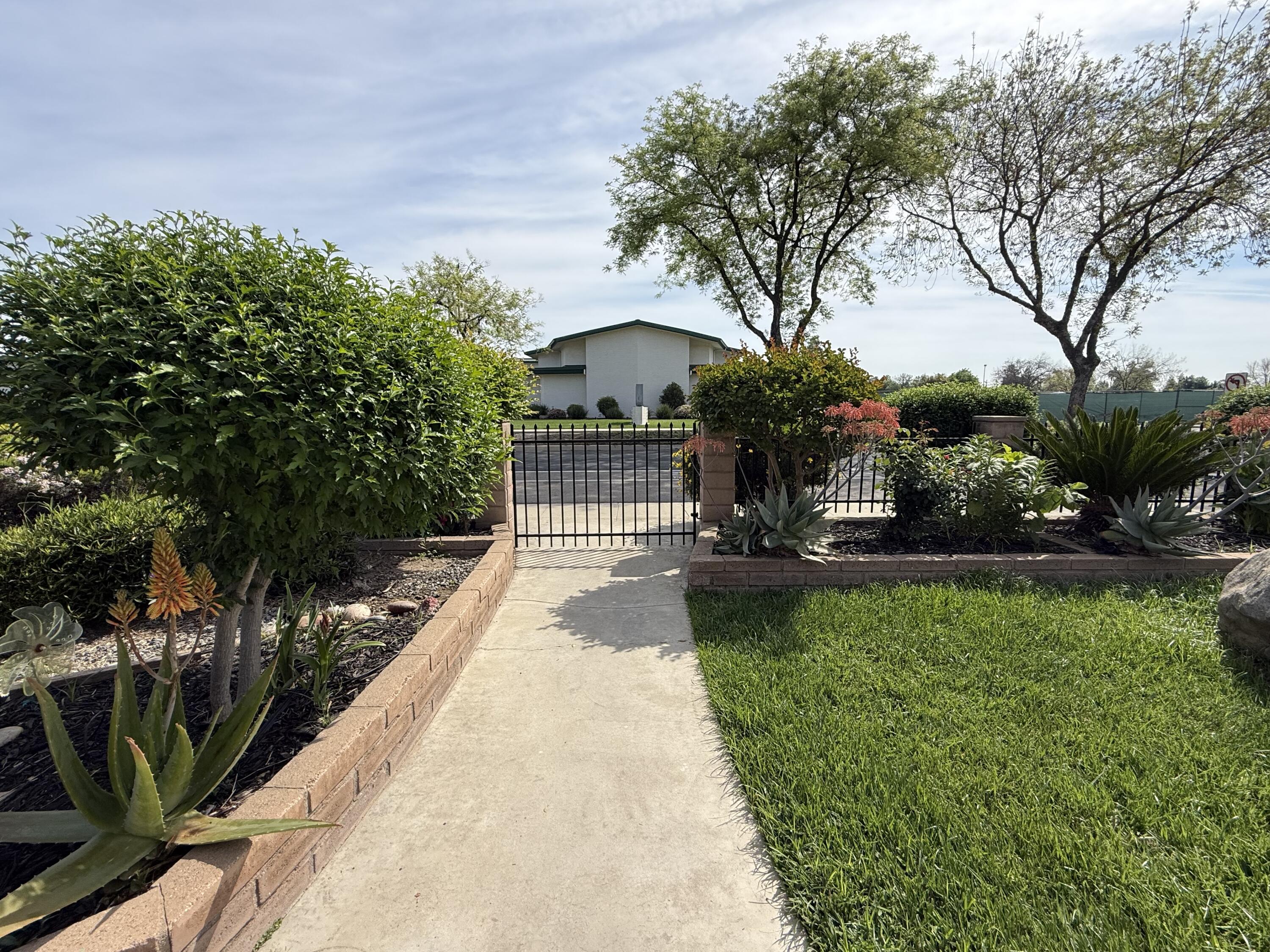 1047 S Linwood St, Visalia, CA 93277
