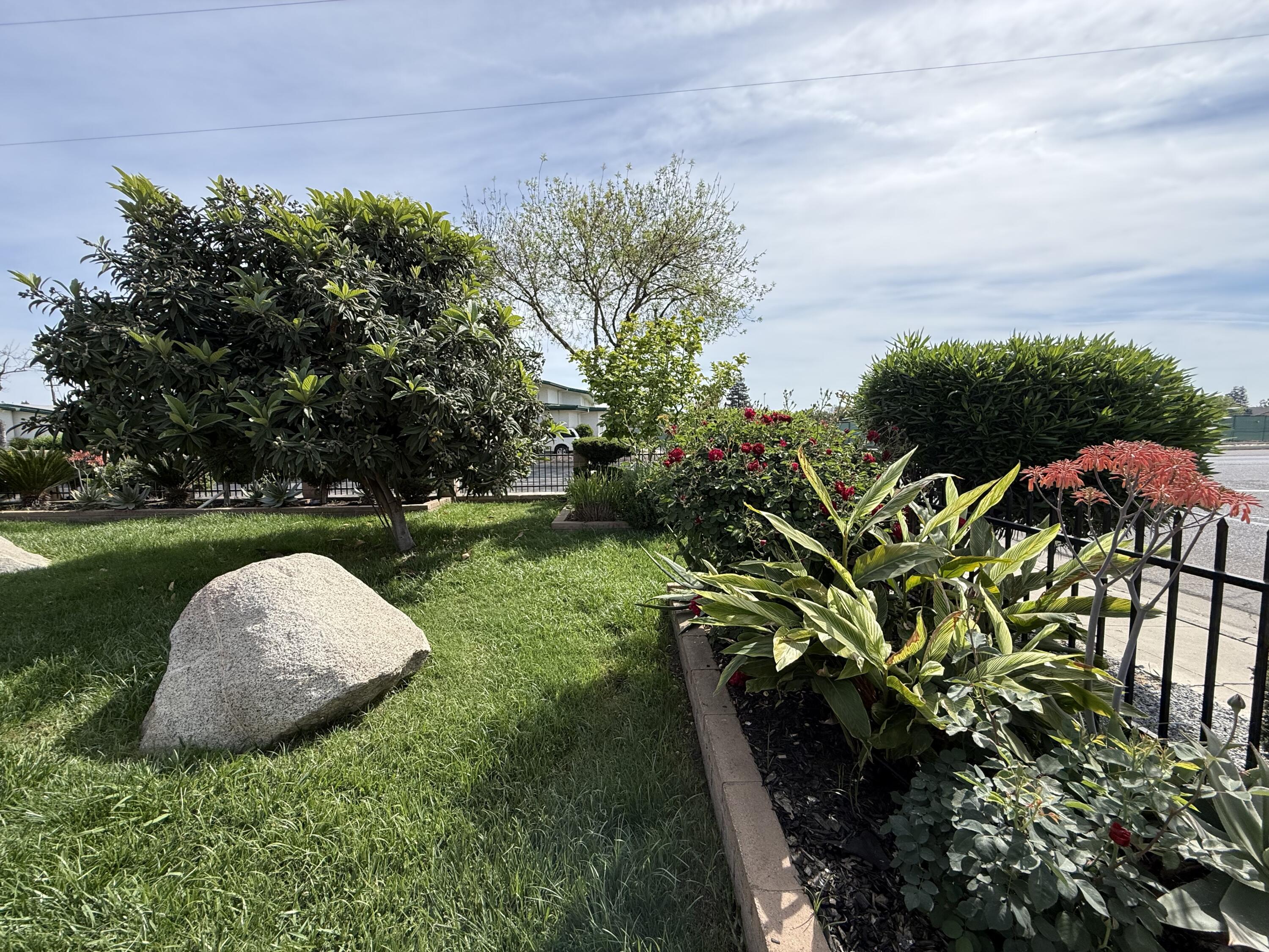 1047 S Linwood St, Visalia, CA 93277