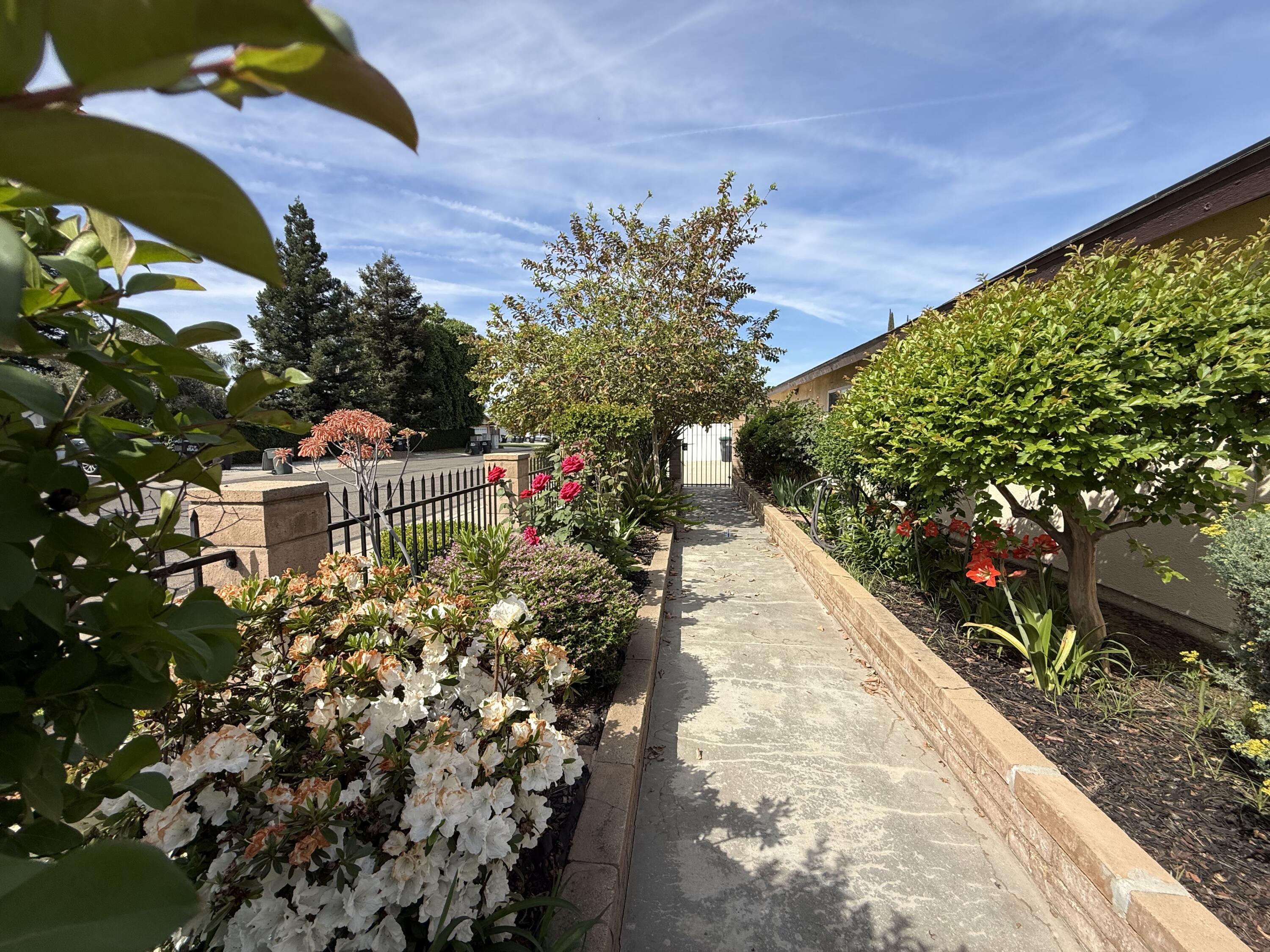 1047 S Linwood St, Visalia, CA 93277