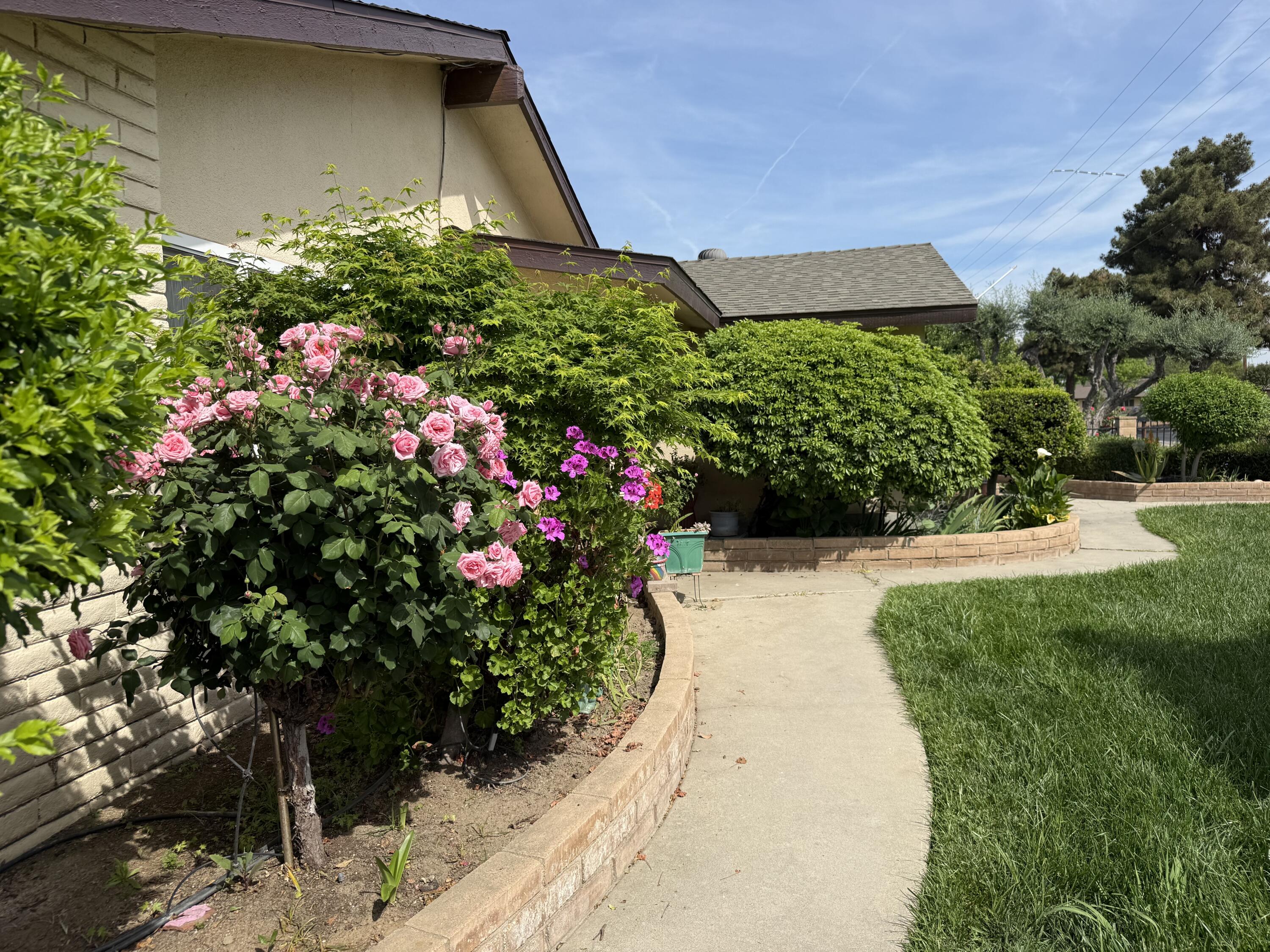1047 S Linwood St, Visalia, CA 93277