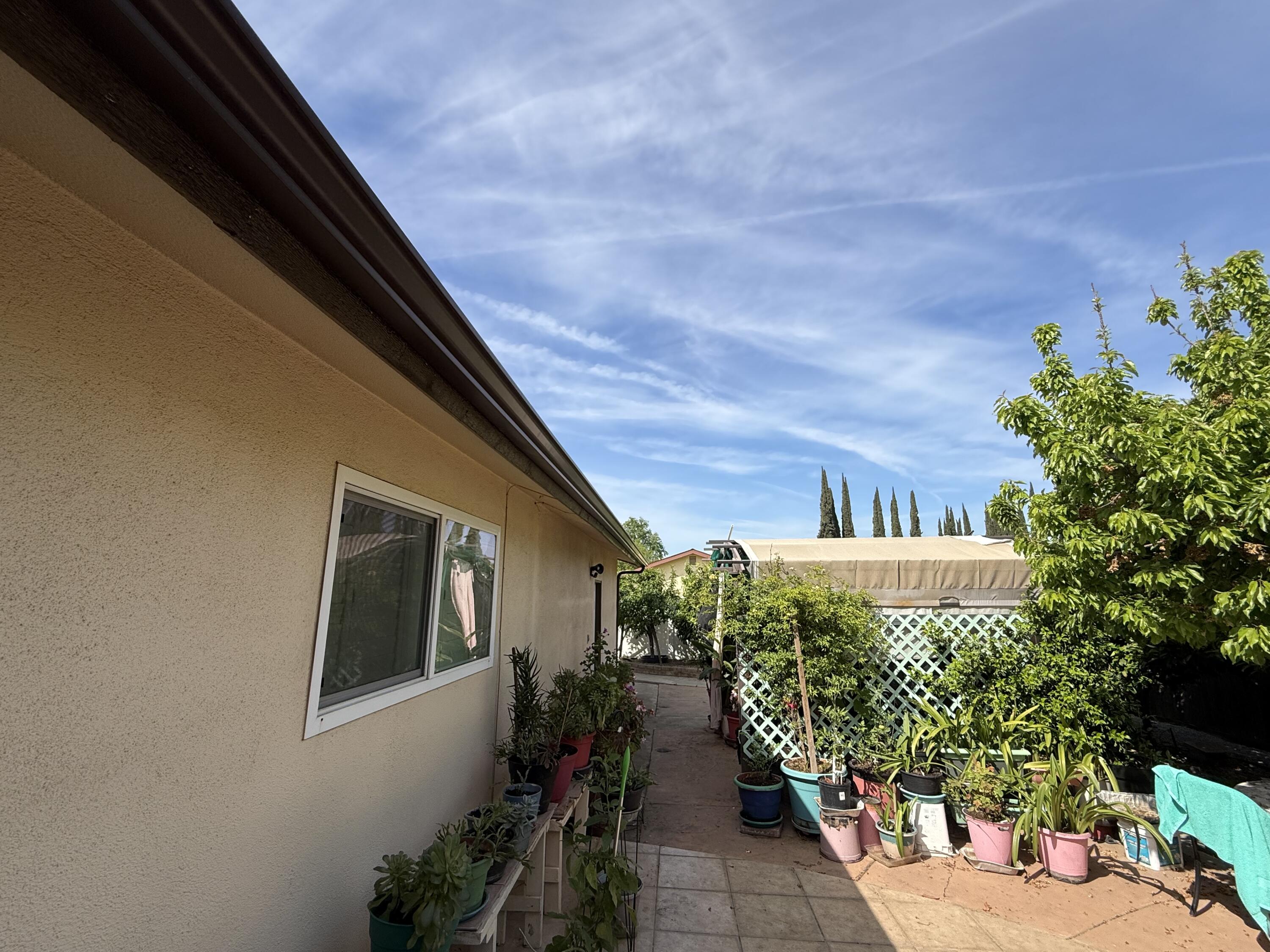 1047 S Linwood St, Visalia, CA 93277