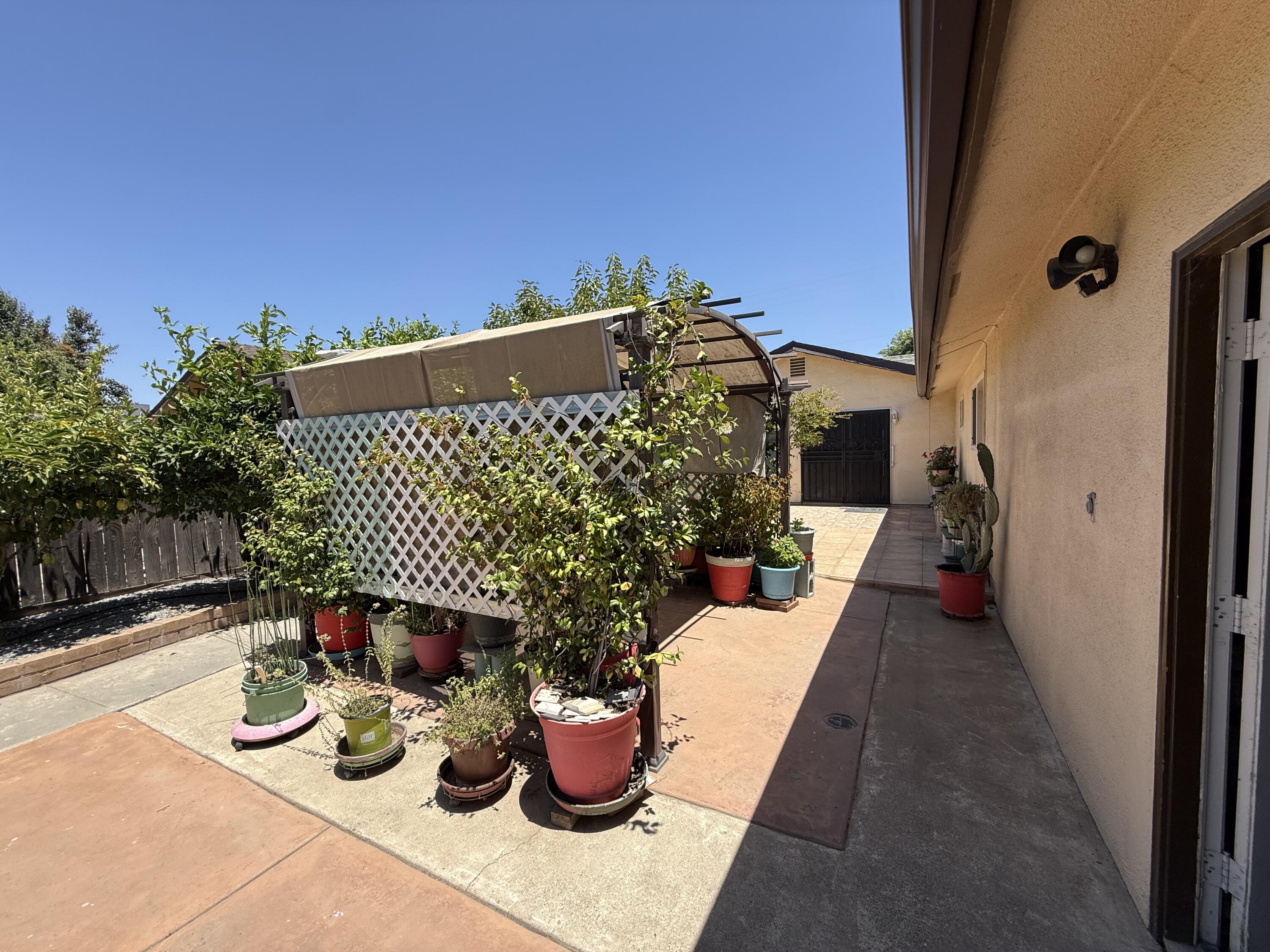 1047 S Linwood St, Visalia, CA 93277