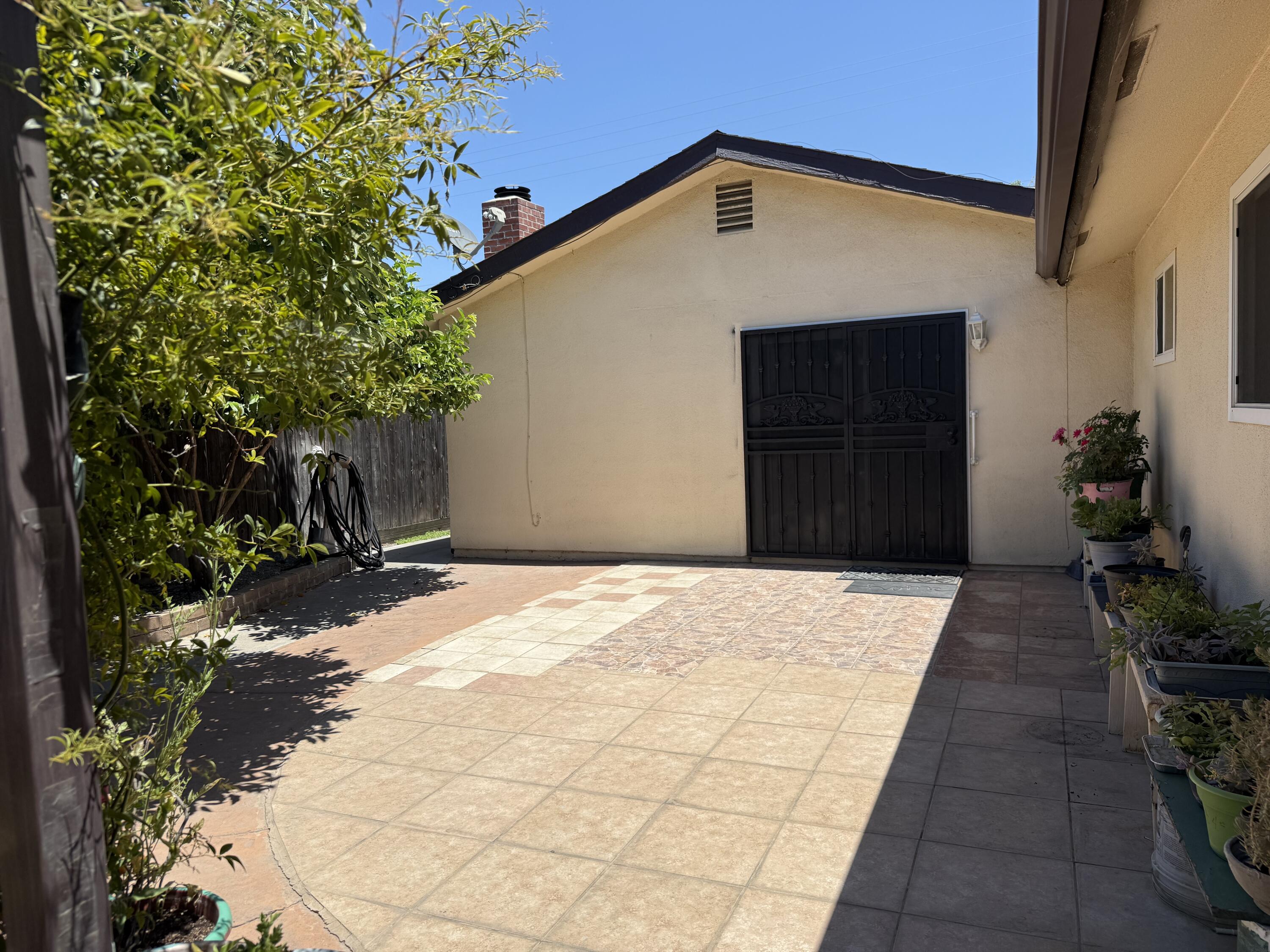 1047 S Linwood St, Visalia, CA 93277