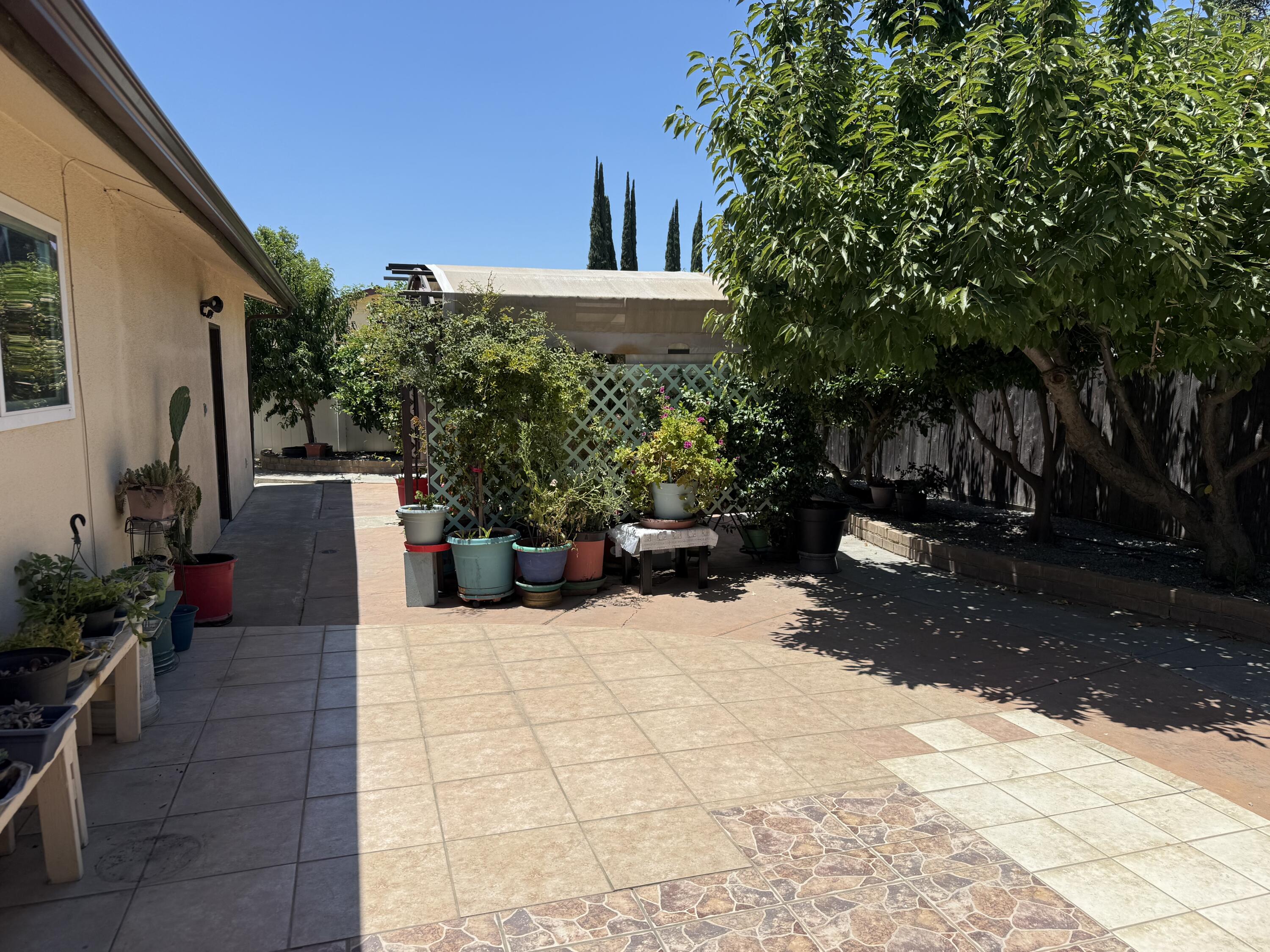 1047 S Linwood St, Visalia, CA 93277