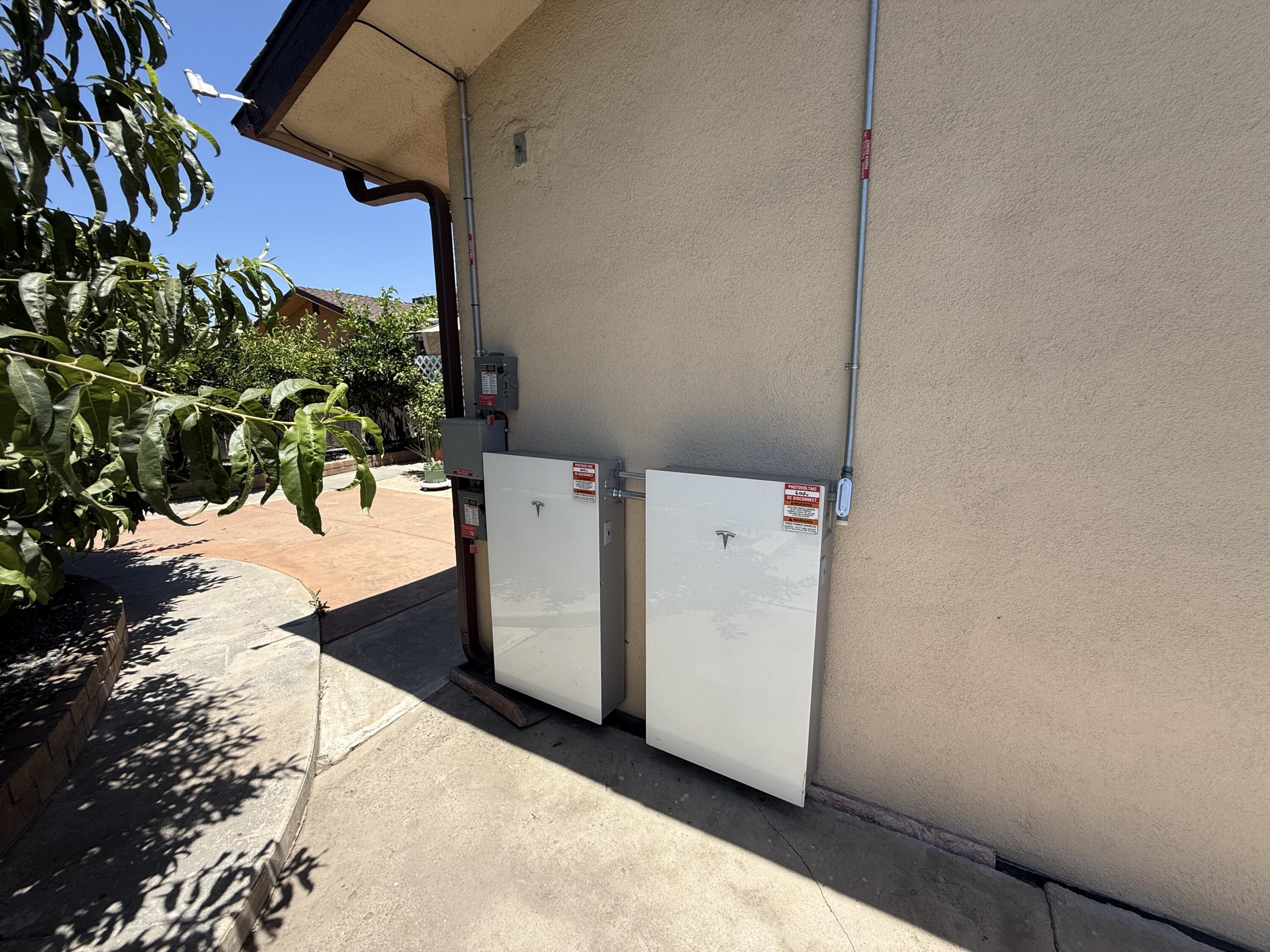 1047 S Linwood St, Visalia, CA 93277