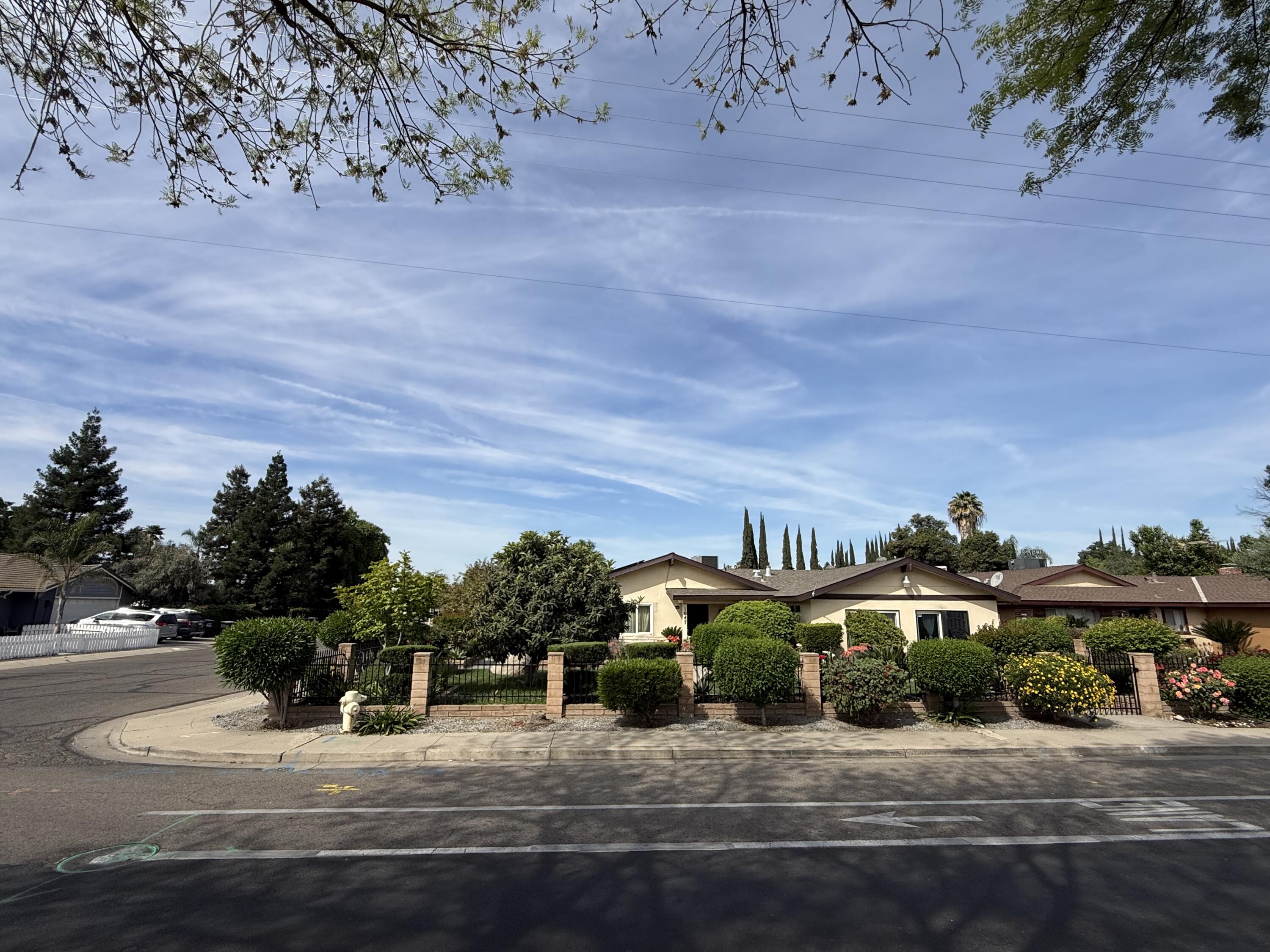 1047 S Linwood St, Visalia, CA 93277