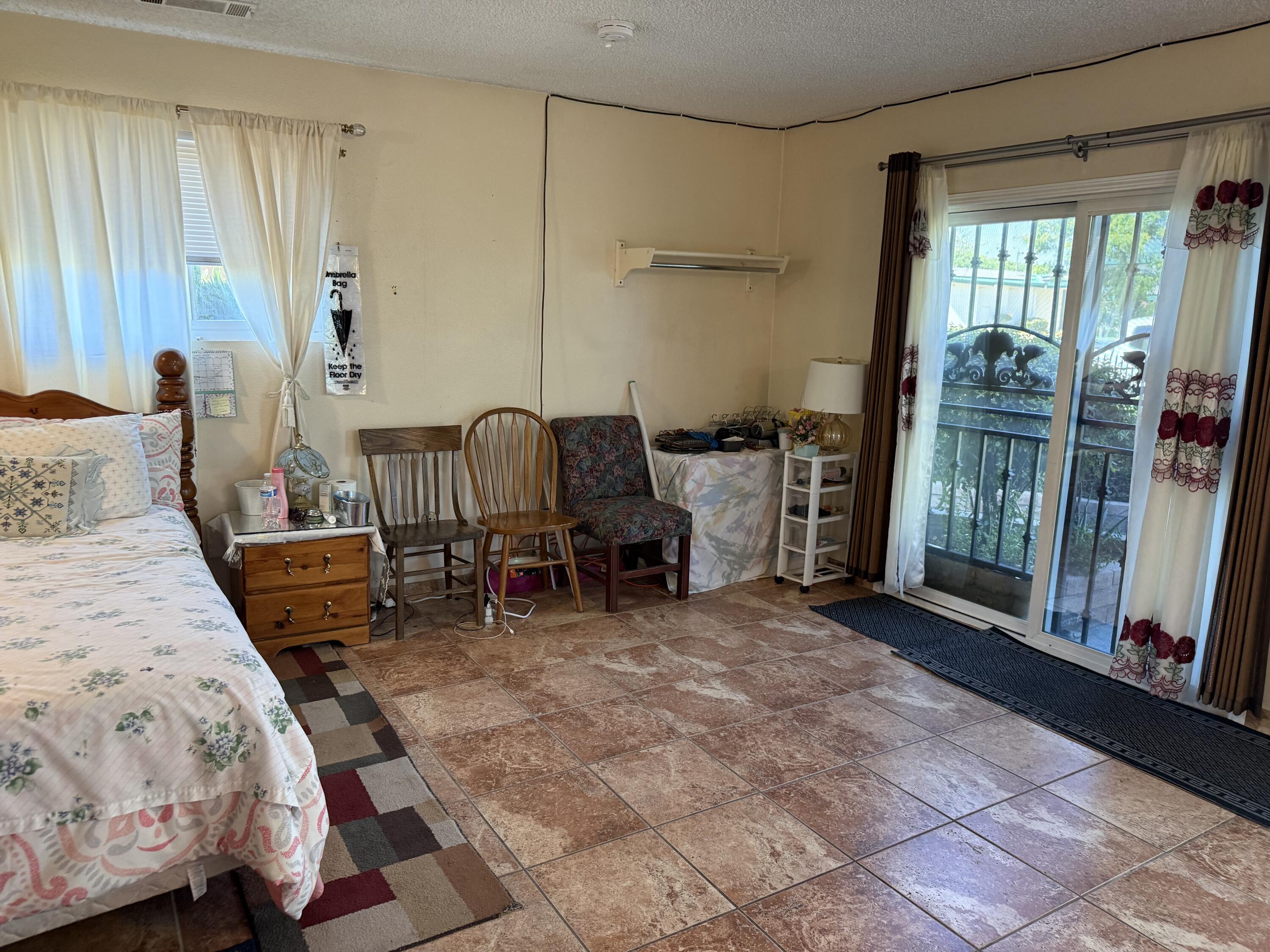 1047 S Linwood St, Visalia, CA 93277