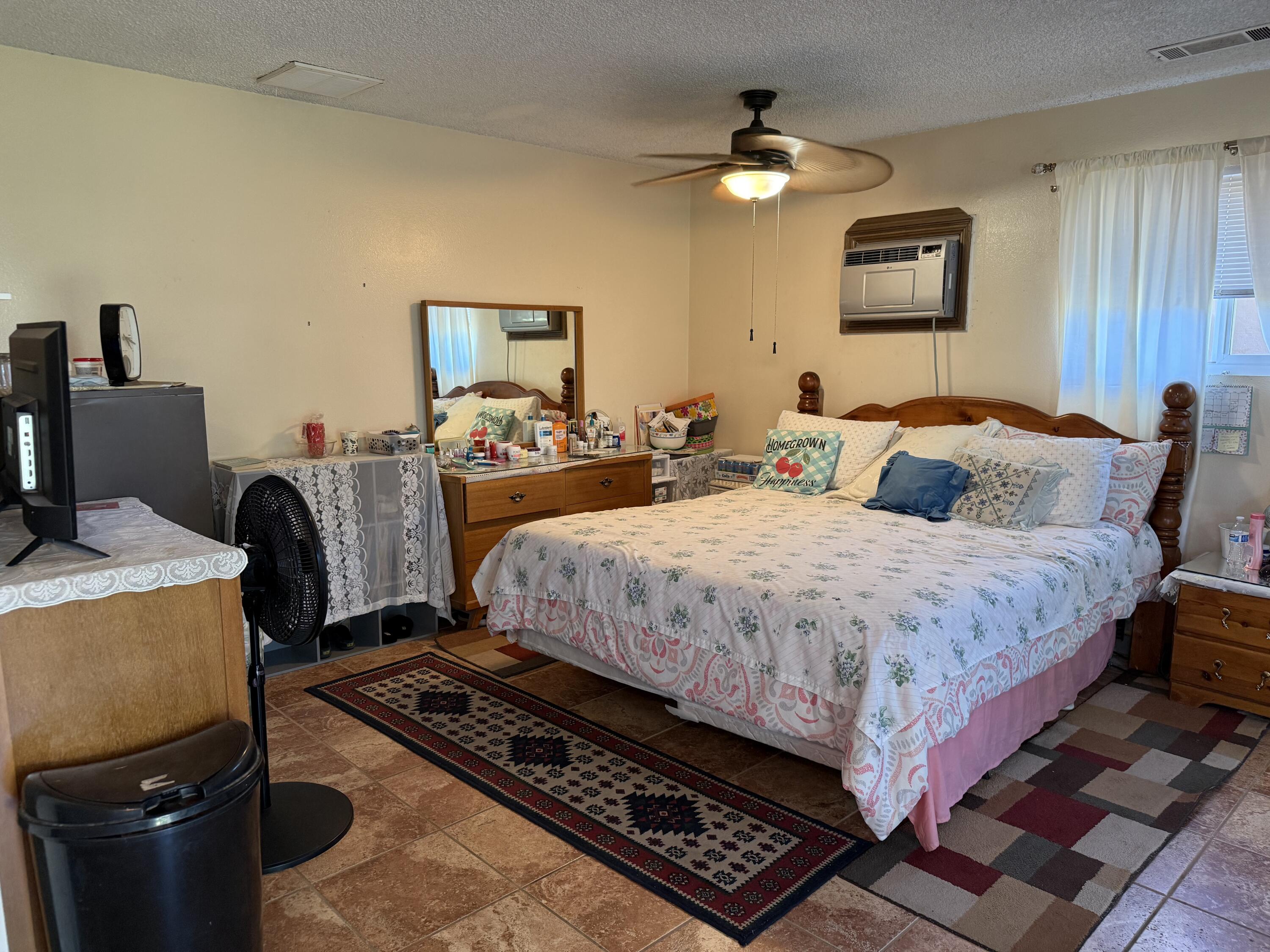 1047 S Linwood St, Visalia, CA 93277