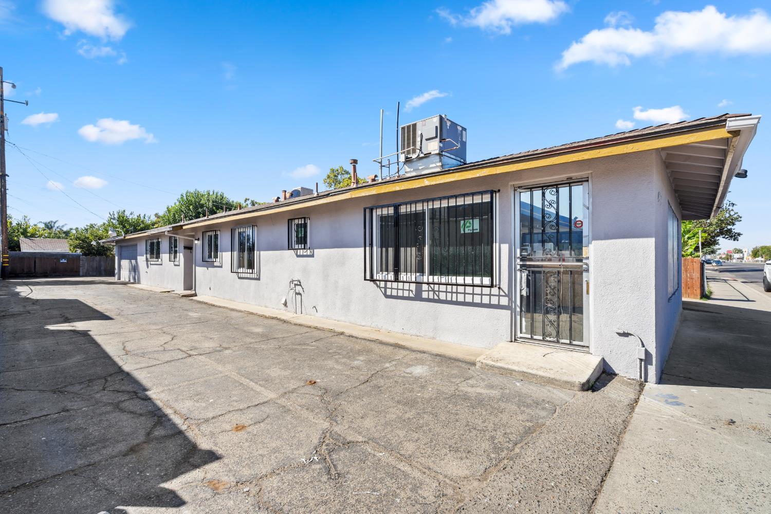 4584 E Tulare Ave, Fresno, CA 93702