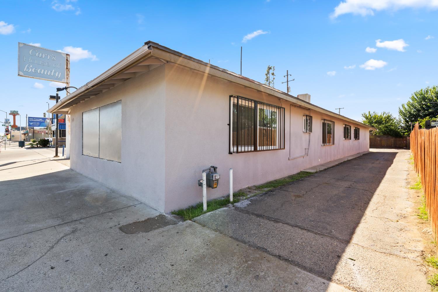 4584 E Tulare Ave, Fresno, CA 93702