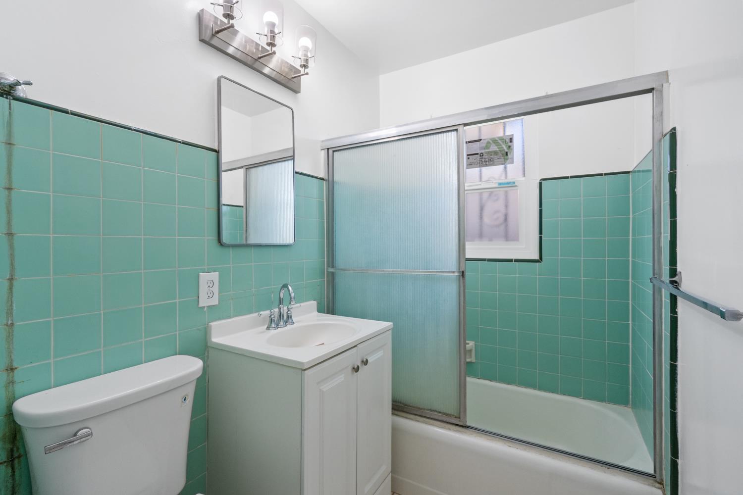 4584 E Tulare Ave, Fresno, CA 93702