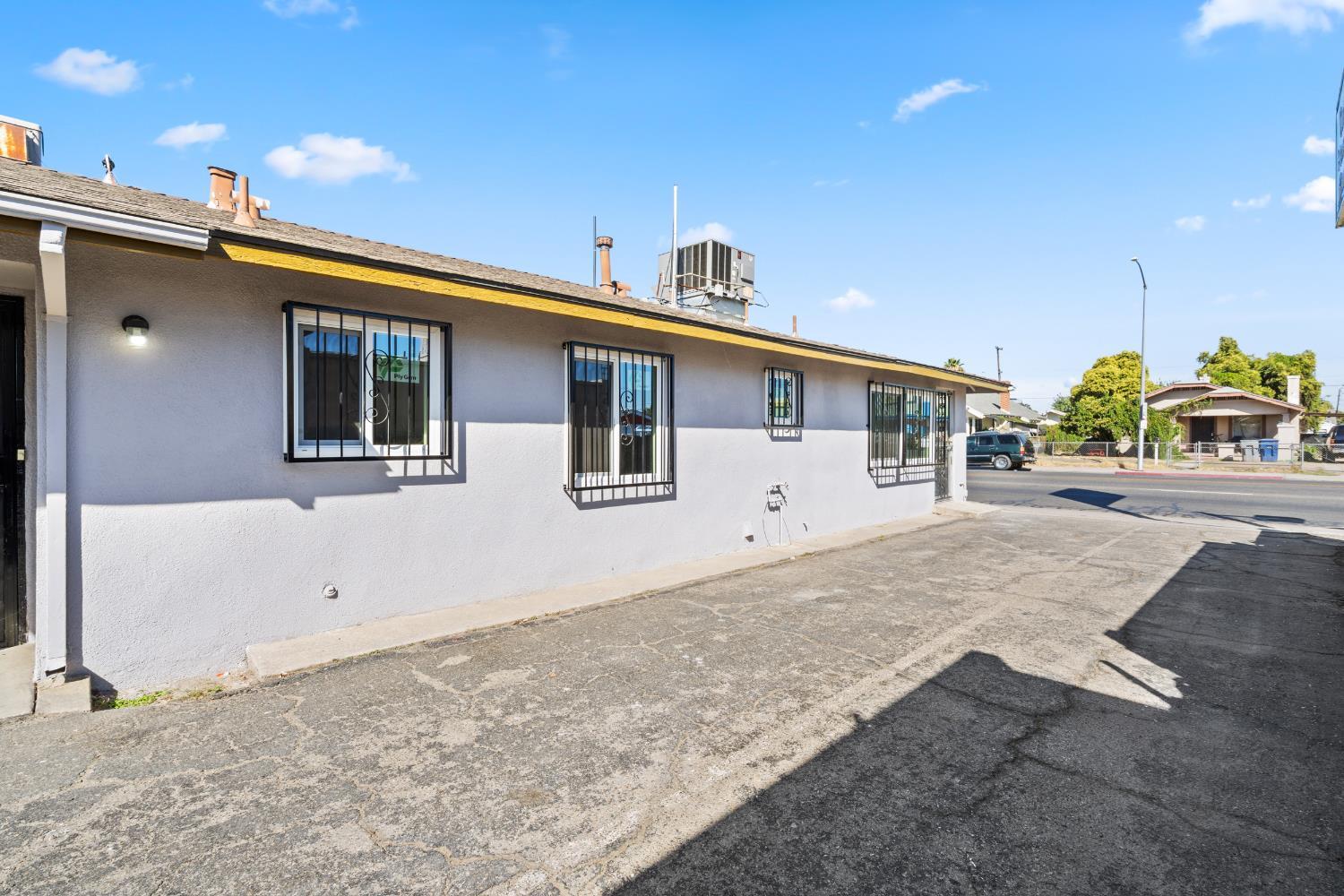 4584 E Tulare Ave, Fresno, CA 93702