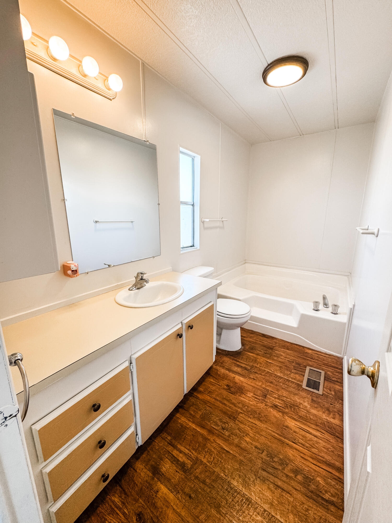 852 E Grangeville Blvd #57, Hanford, CA 93230
