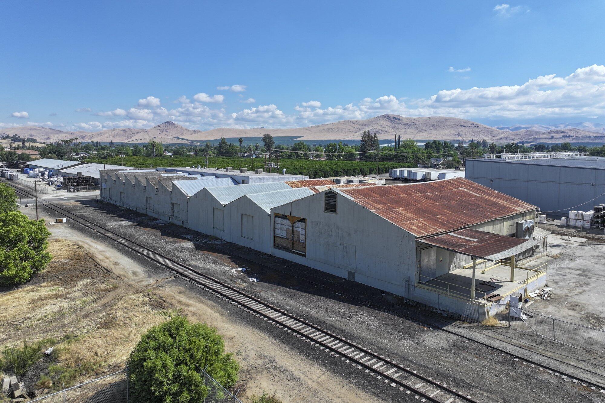 460 - 461 Valencia St, Lindsay, CA 93247