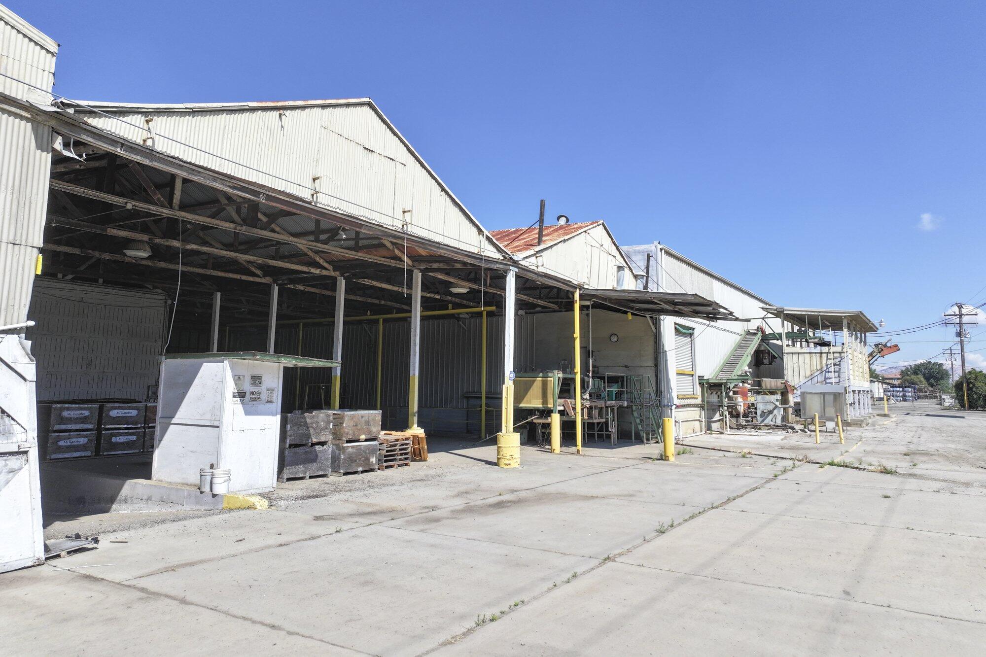 460 - 461 Valencia St, Lindsay, CA 93247