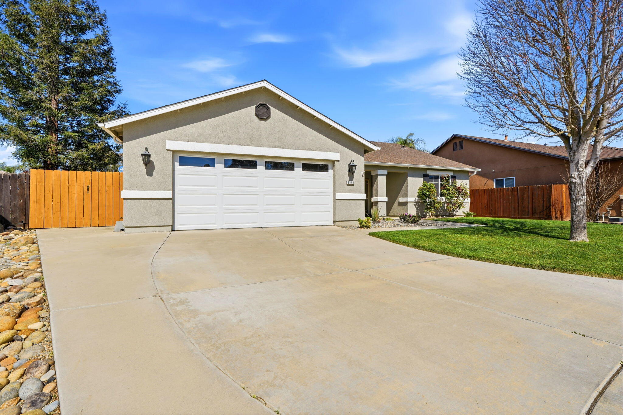 2542 E Parkview Ave, Visalia, CA 93292