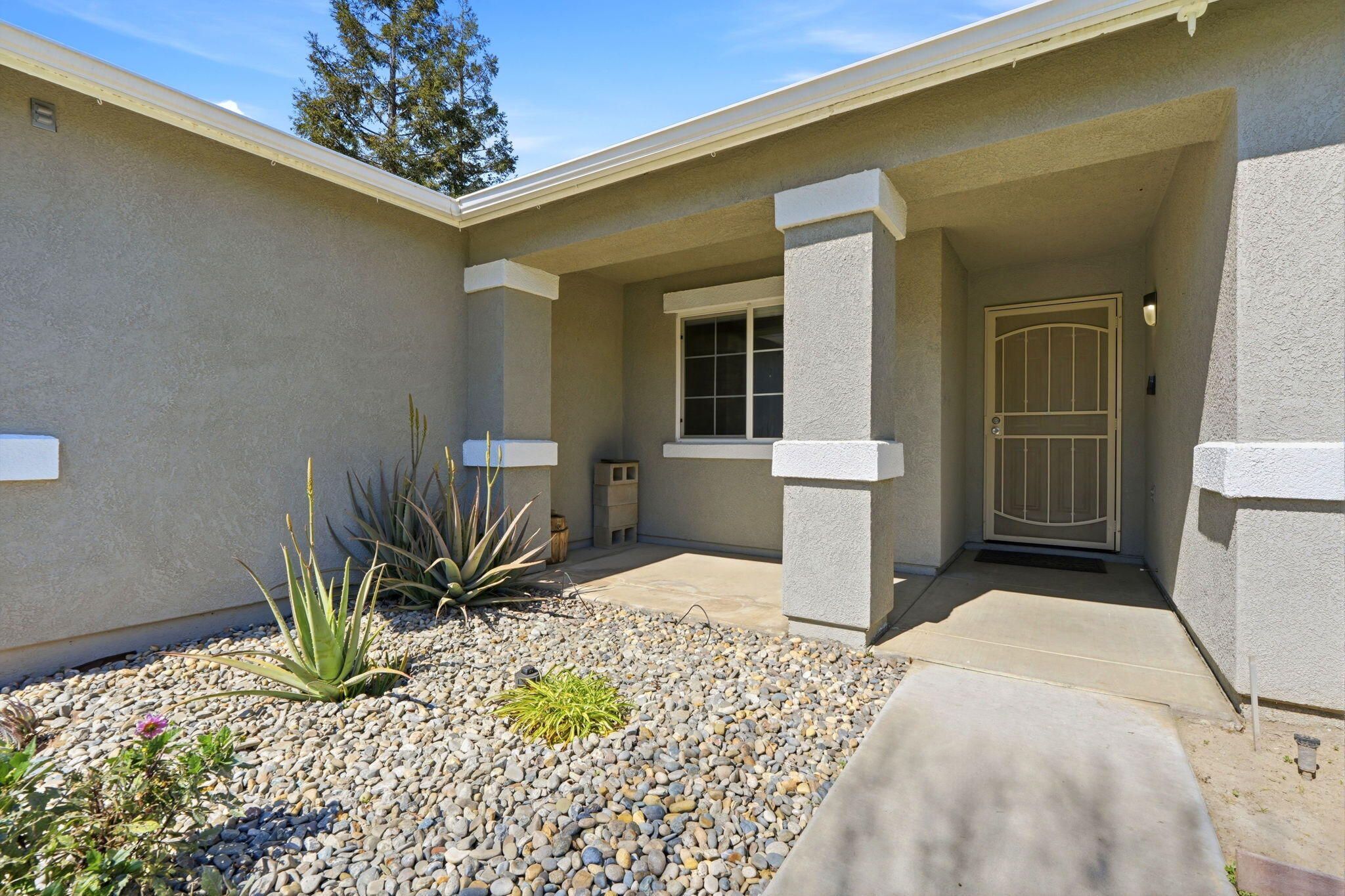 2542 E Parkview Ave, Visalia, CA 93292