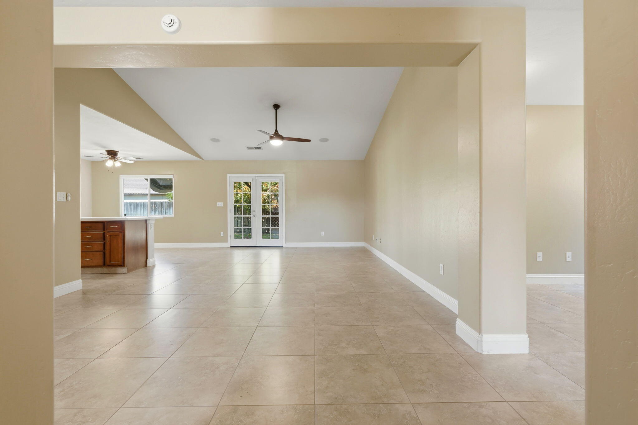 2542 E Parkview Ave, Visalia, CA 93292