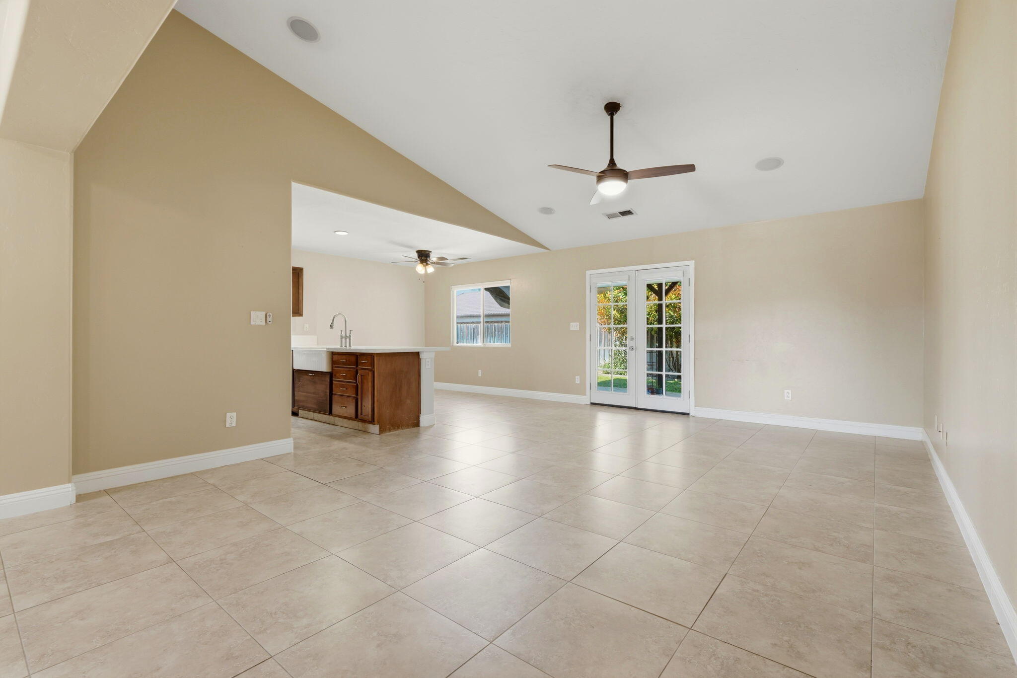 2542 E Parkview Ave, Visalia, CA 93292