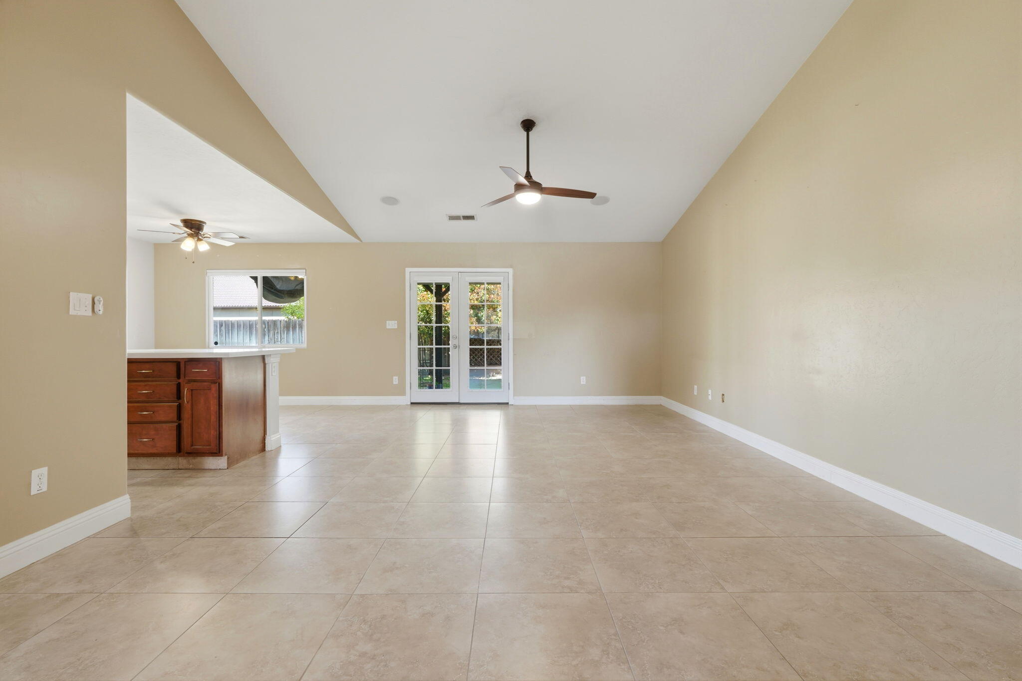 2542 E Parkview Ave, Visalia, CA 93292