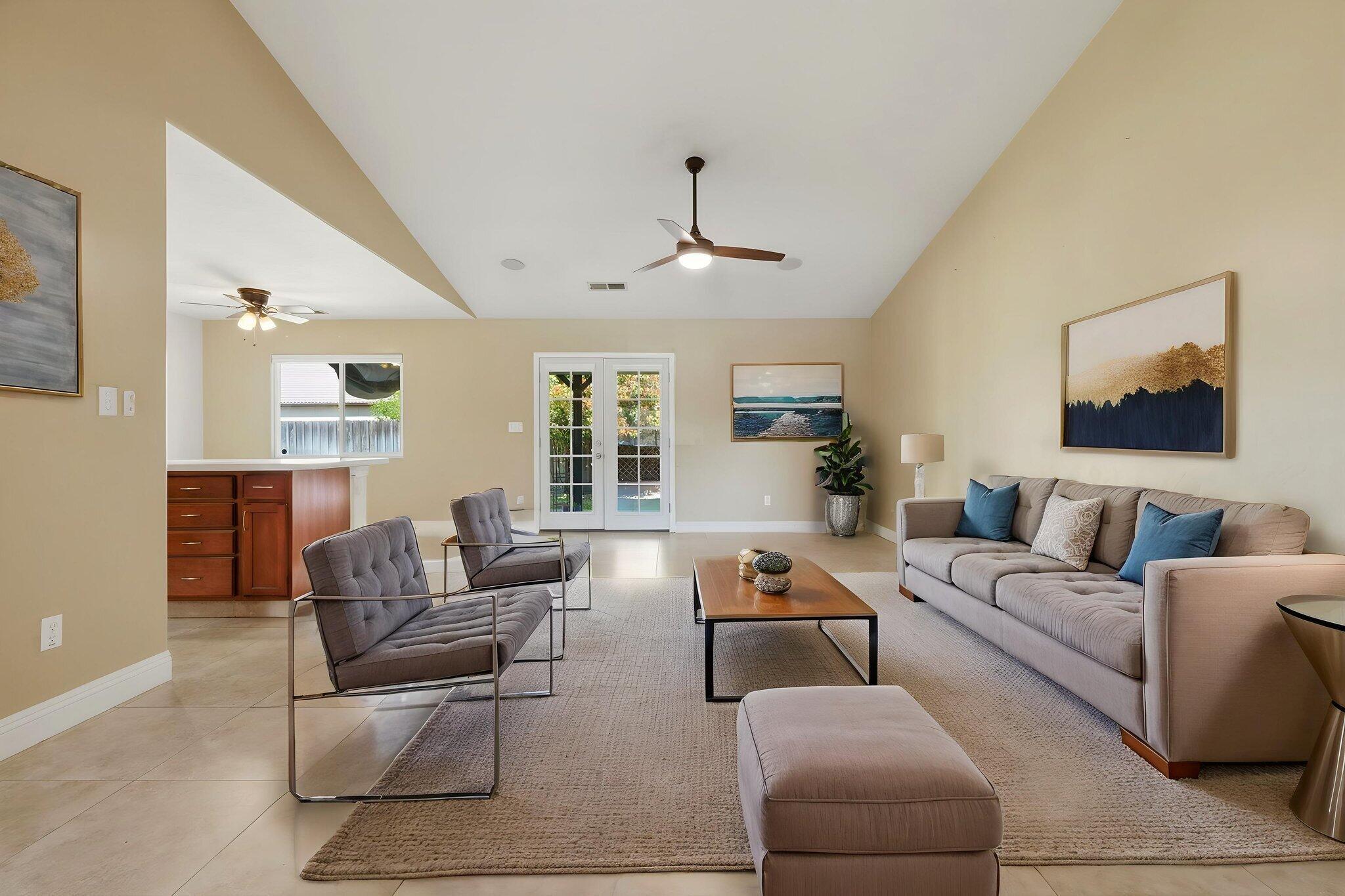 2542 E Parkview Ave, Visalia, CA 93292