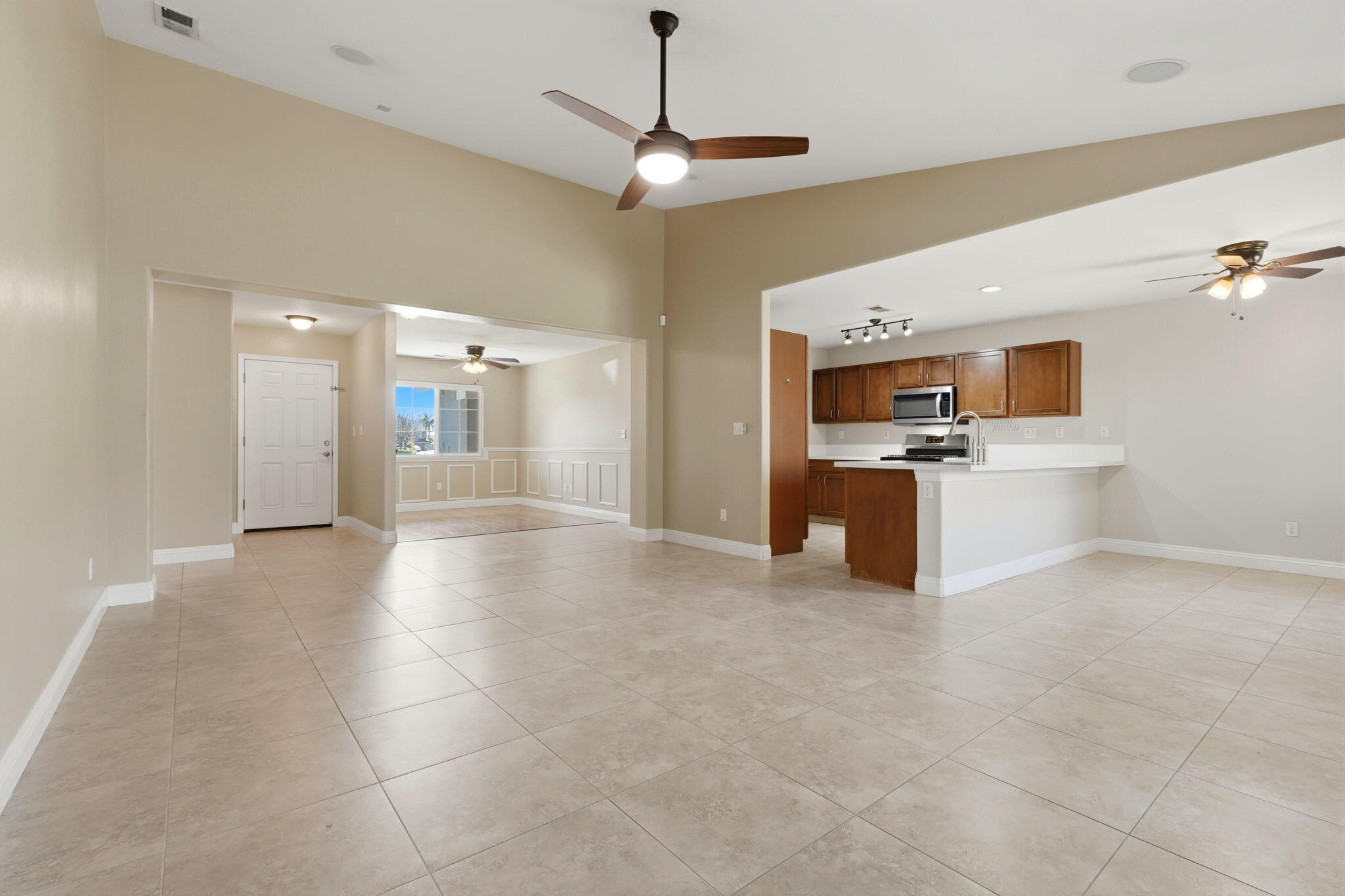 2542 E Parkview Ave, Visalia, CA 93292