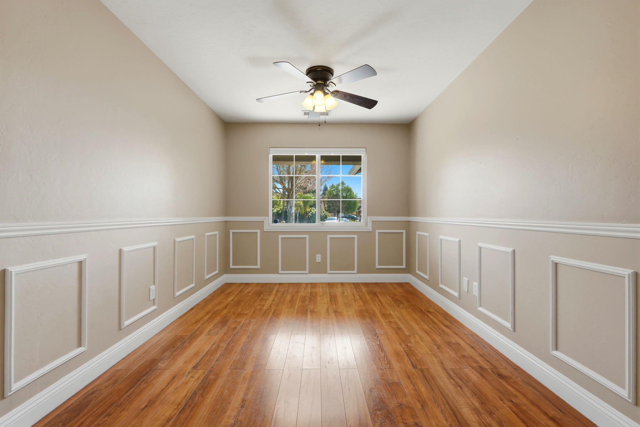 2542 E Parkview Ave, Visalia, CA 93292