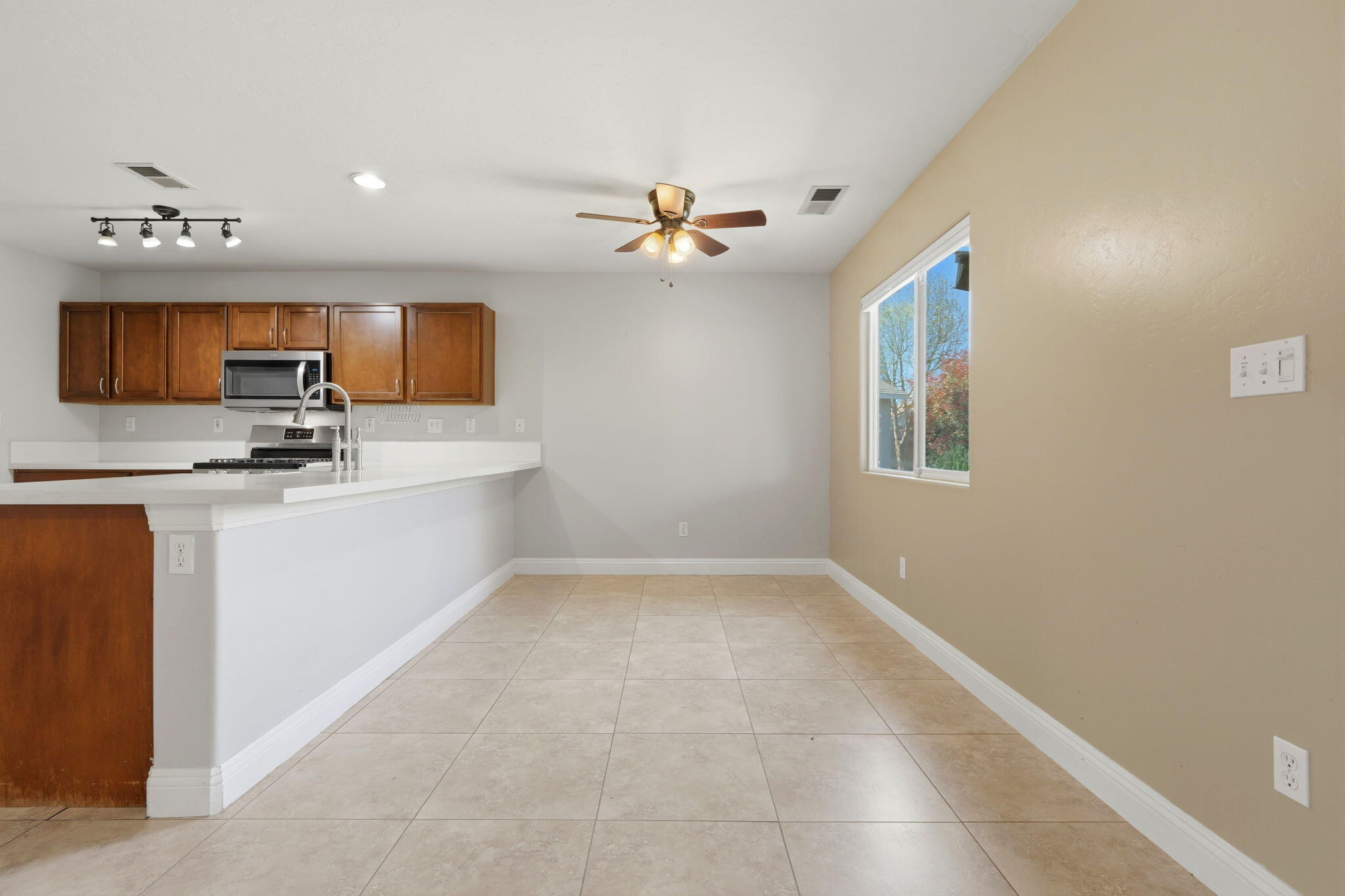 2542 E Parkview Ave, Visalia, CA 93292