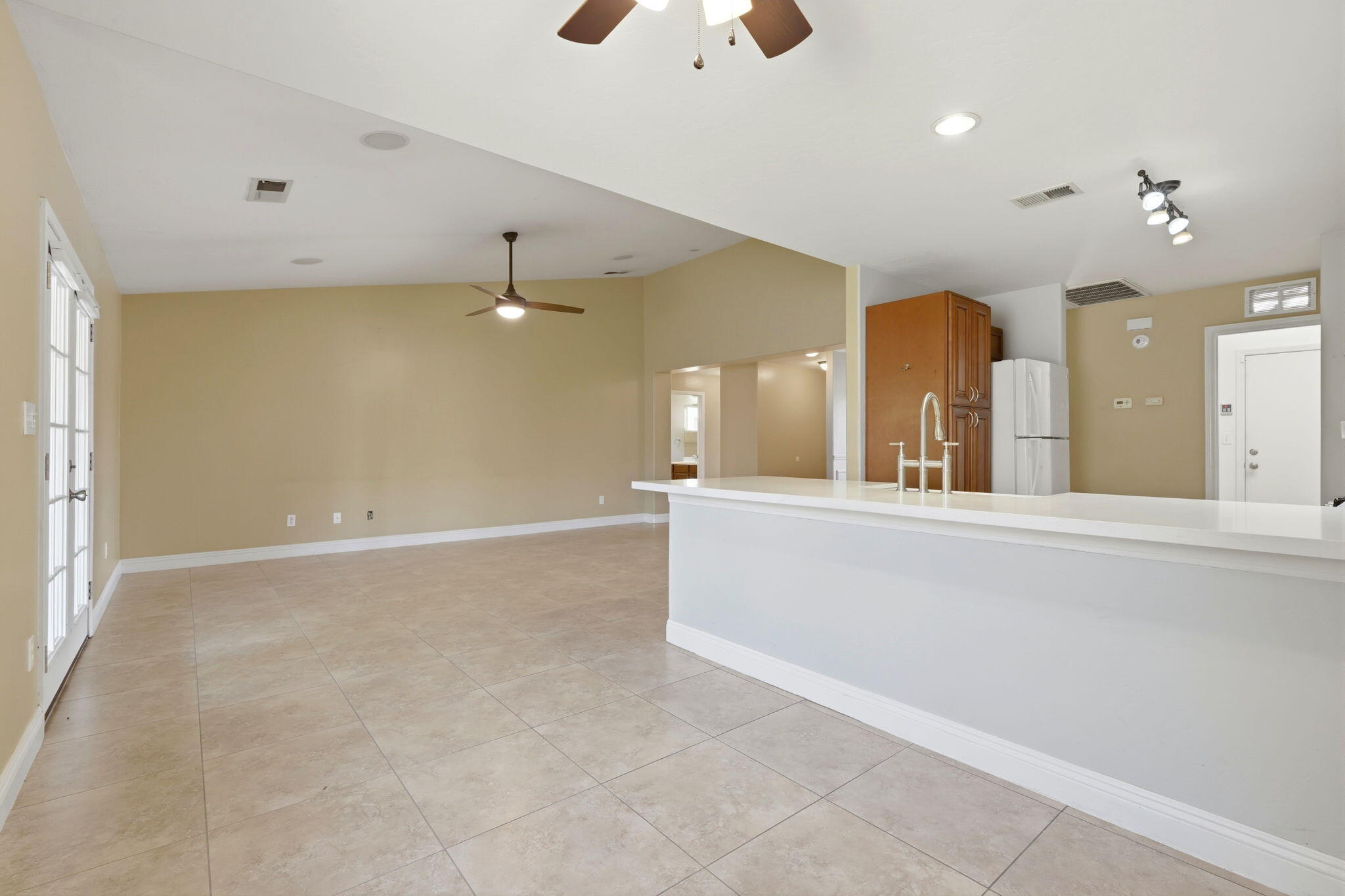 2542 E Parkview Ave, Visalia, CA 93292