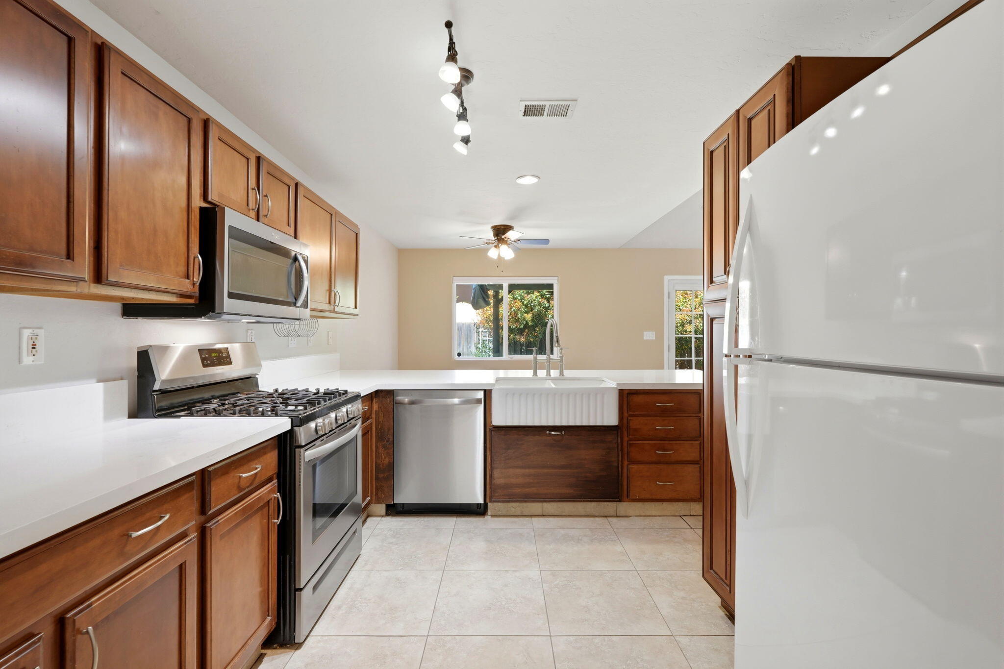 2542 E Parkview Ave, Visalia, CA 93292