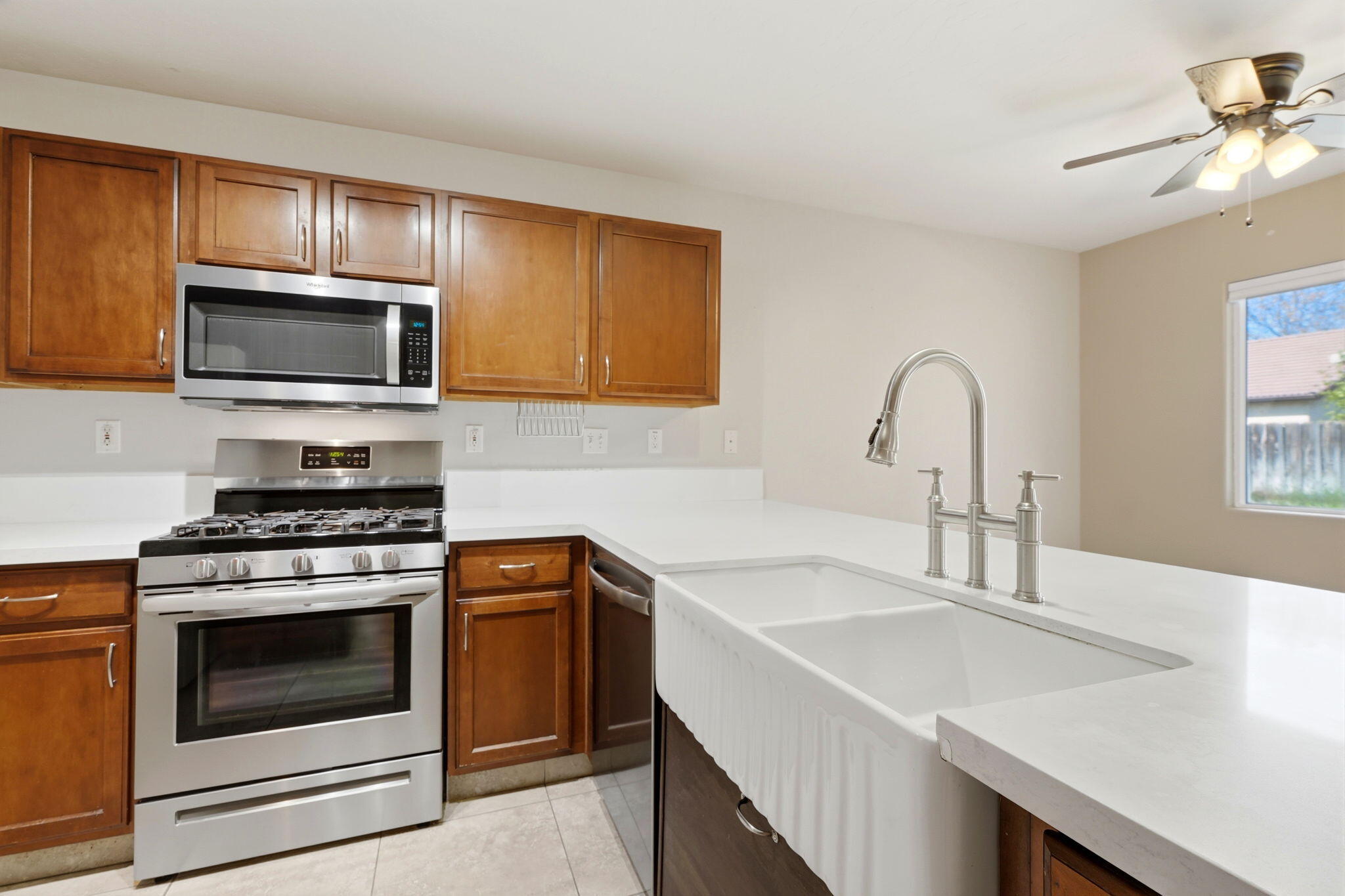 2542 E Parkview Ave, Visalia, CA 93292