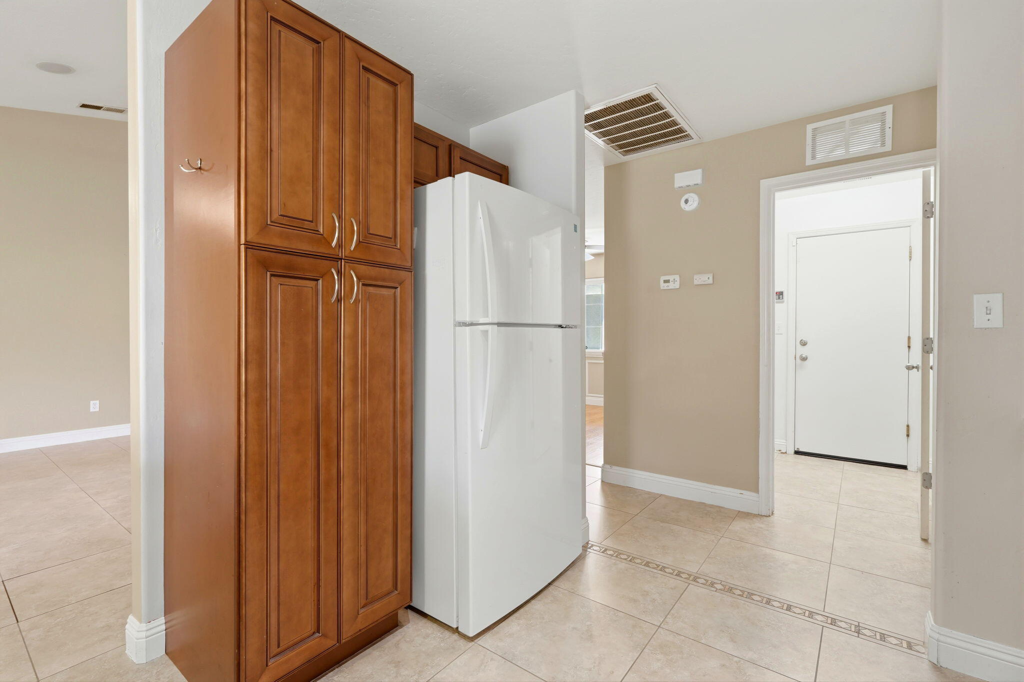 2542 E Parkview Ave, Visalia, CA 93292