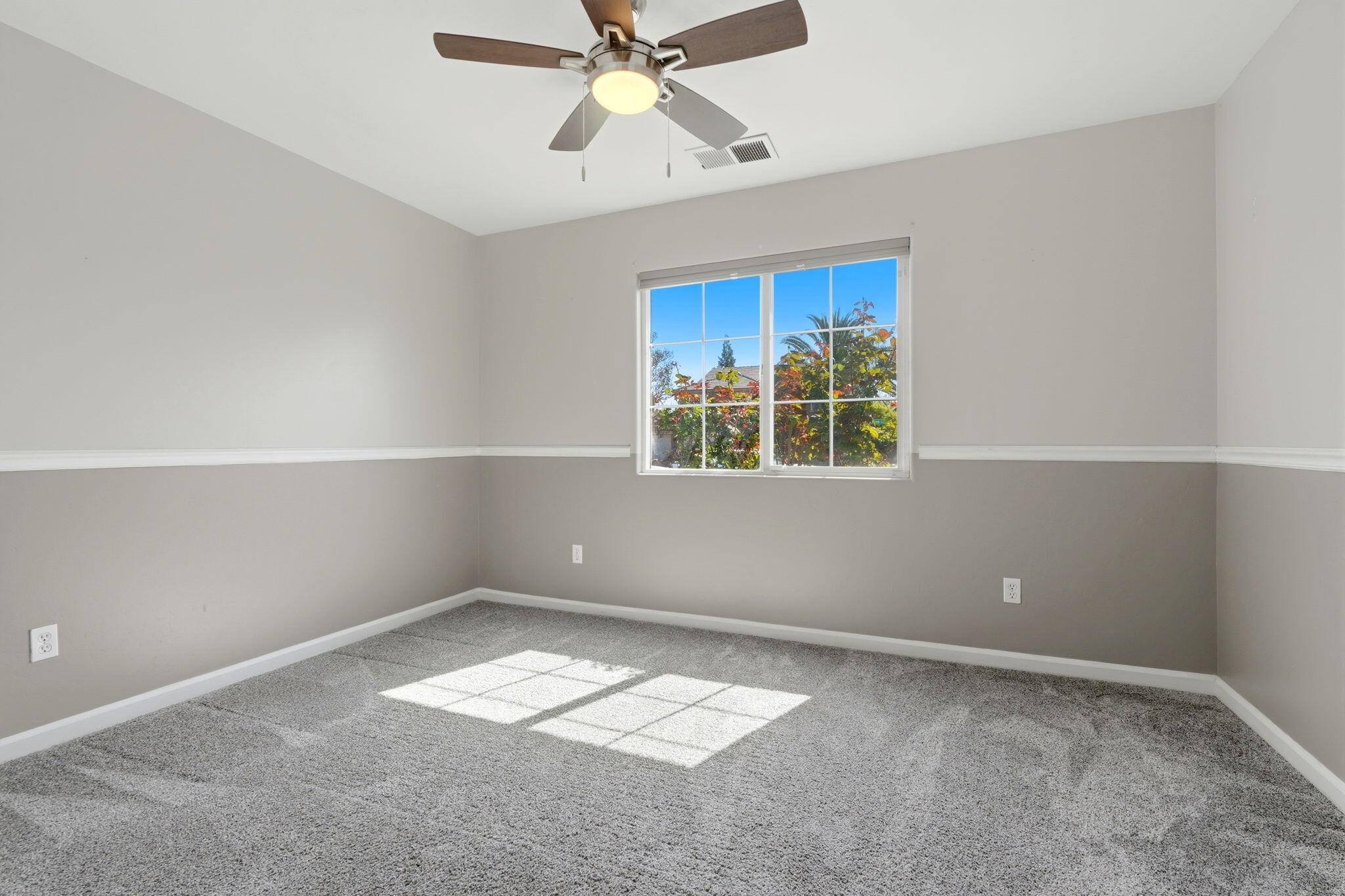 2542 E Parkview Ave, Visalia, CA 93292