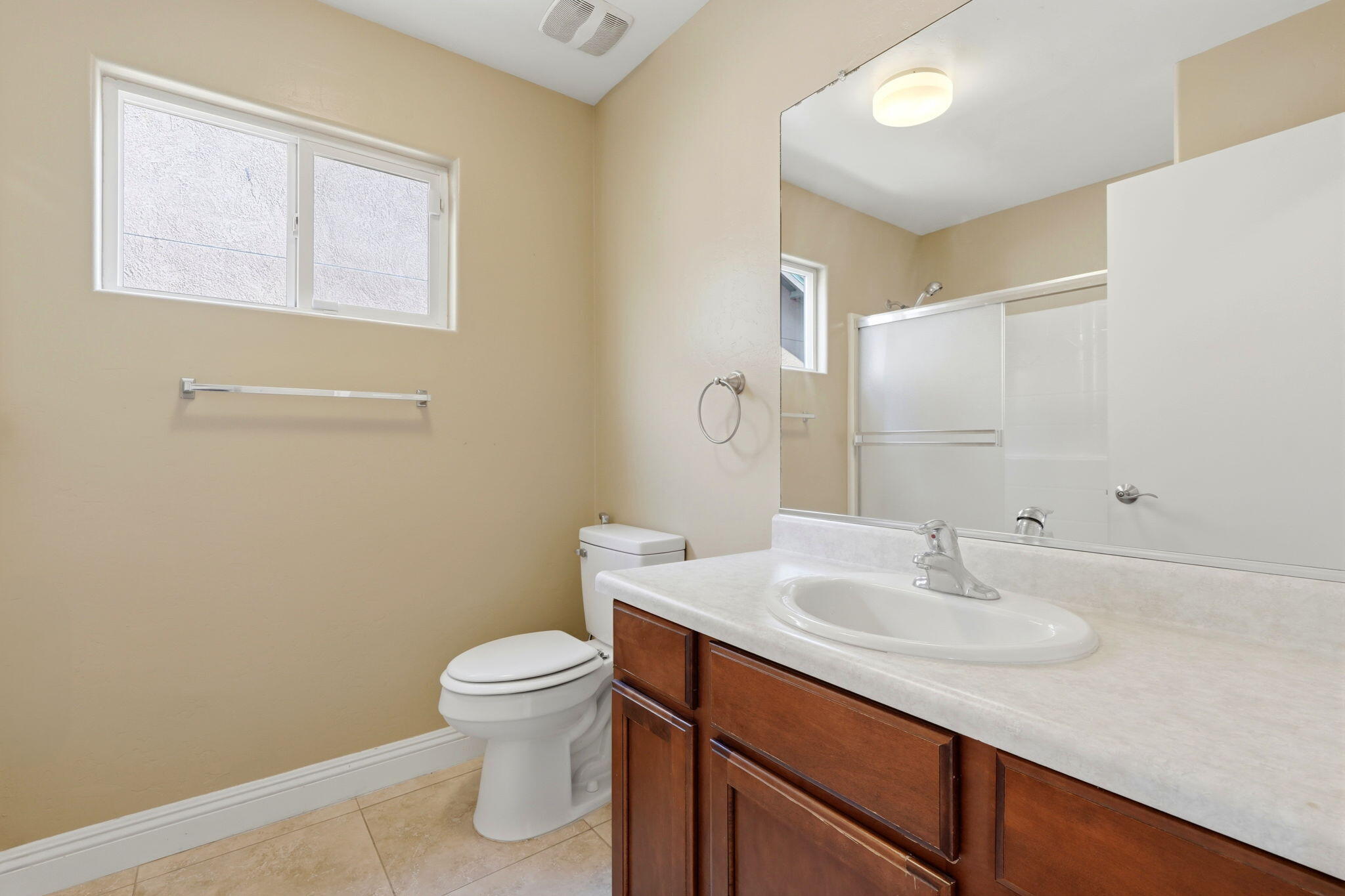 2542 E Parkview Ave, Visalia, CA 93292